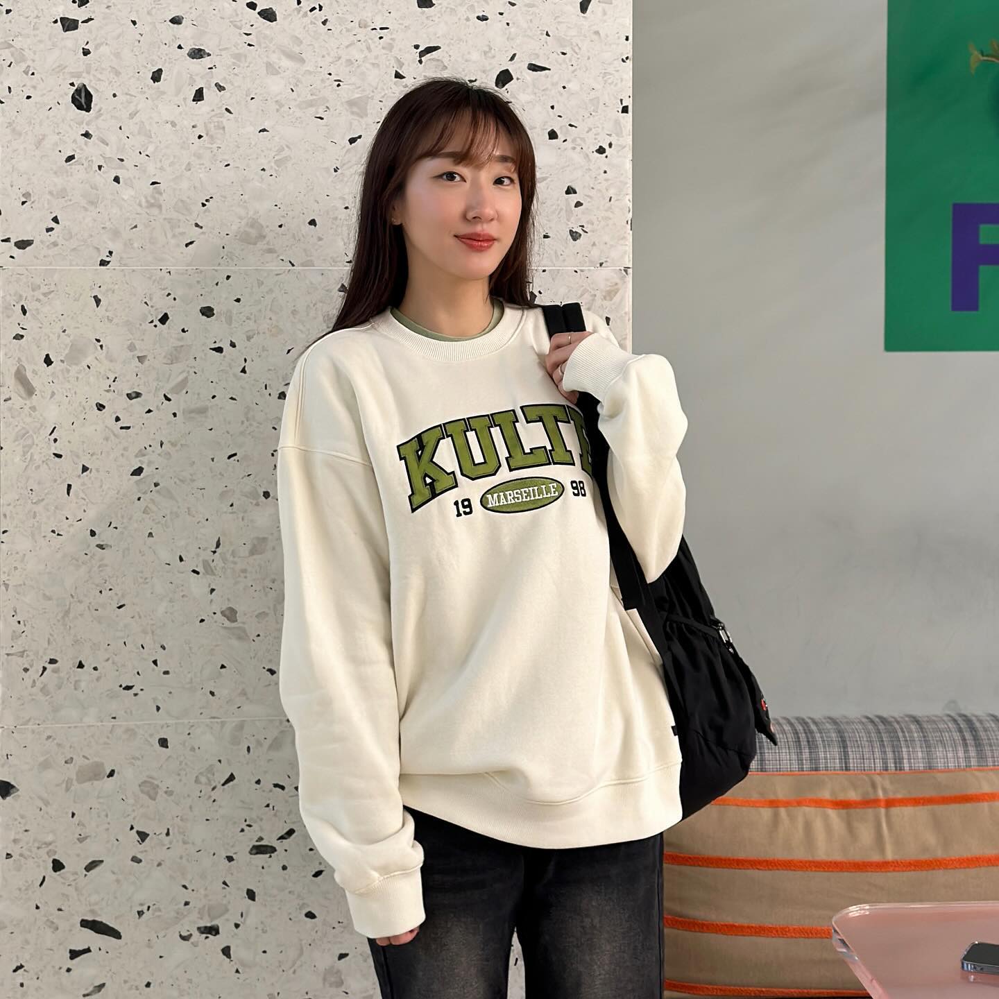 #쿨트협찬 kulte.korea
프랑스 마르세유에서 탄생한 스트리트 브랜드, 쿨트 🤍
트렌디한 아치로고 그래픽과 부드러운 착용감의 기모가 지금부터 초봄까지 입기 딱 좋다!
오버핏으로 셔츠나 목폴라 레이어드하면 더 예쁨 ✨
데일리로 활용하기 좋은 맨투맨 찾는다면 쿨트 강추 🍀
.
💬 착용 제품 | 쿨트_트윌 아치 로고 크루넥 IVORY_사이즈 M
.
#쿨트 #쿨트코리아 #무신사 #쿨트무신사 #23FW #오버핏 #후드티 #맨투맨 #스웻셔츠
