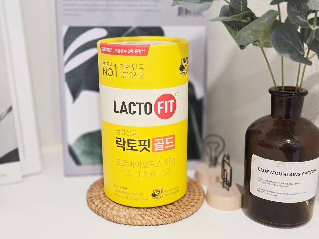 #협찬
#락토핏서포터즈

휴가의 묘미라면 물놀이도 있지만
맛있는 음식을 실컷 먹는 것도 빼놓을 수 없죠
가족 휴가시에도 제가 가방에 꼭 챙겨 갔던
락토핏골드 생유산균

상온보관도 되고 간편한 스틱형이라 들고다니기 편한데다 물 없이도
섭취할 수 있어서 휴가를 갈 때에도 챙겨갔어요
매일 1일 1포 놓칠 수 없으니까요 :)

유산균도 장내 서식하는 위치가 다른거 아시나요?
이런 점을 고려해 적절하게 배합을 하기
위해서 3년 간의 연구, 3천 여번의 테스트를 통해
십이지장, 소장, 대장에 주로 서식을 하는
유산균들의 비율을 찾아서 강화된 핵심균주조합 LACTO-5X™ 를
개발하게 되었다고 해요

1일 1포로 건강하게 장 건강을 챙길 수 있어요

맞춤형유산균 락토핏골드는 신바이오틱스에
아연과 유산균대사산물인 포스트바이오틱스를 부원료로
함께 한 포에 담아 만들어졌는데요

휴가철에는 차량에서 장시간 앉아서 이동해야
하는 경우도 많아서 배변활동이 원활하지
않은 경우도 있는데, 규칙적인 배변활동에 도움을 줄 수 있는
프로바이오틱스를 매일 정해진 시간에
꾸준히 섭취해 보시는 것도 도움이 될 수 있어요
휴가기간 동안 기름진 음식 많이 먹어서
혹은 배변활동 원활에 도움을 기대하고 싶으시다면
종근당건강 락토핏 골드 매일 하루에
한 포씩 섭취하시면서 장 건강 케어를 시작해보세요!
_
#락토핏 #락토핏플 #종근당건강
#락토핏서포터즈 #락토핏골드 #유산균추천
#맞춤형유산균 #휴가 #락토핏플3기
#온가족유산균 #휴가필수템 #생유산균
