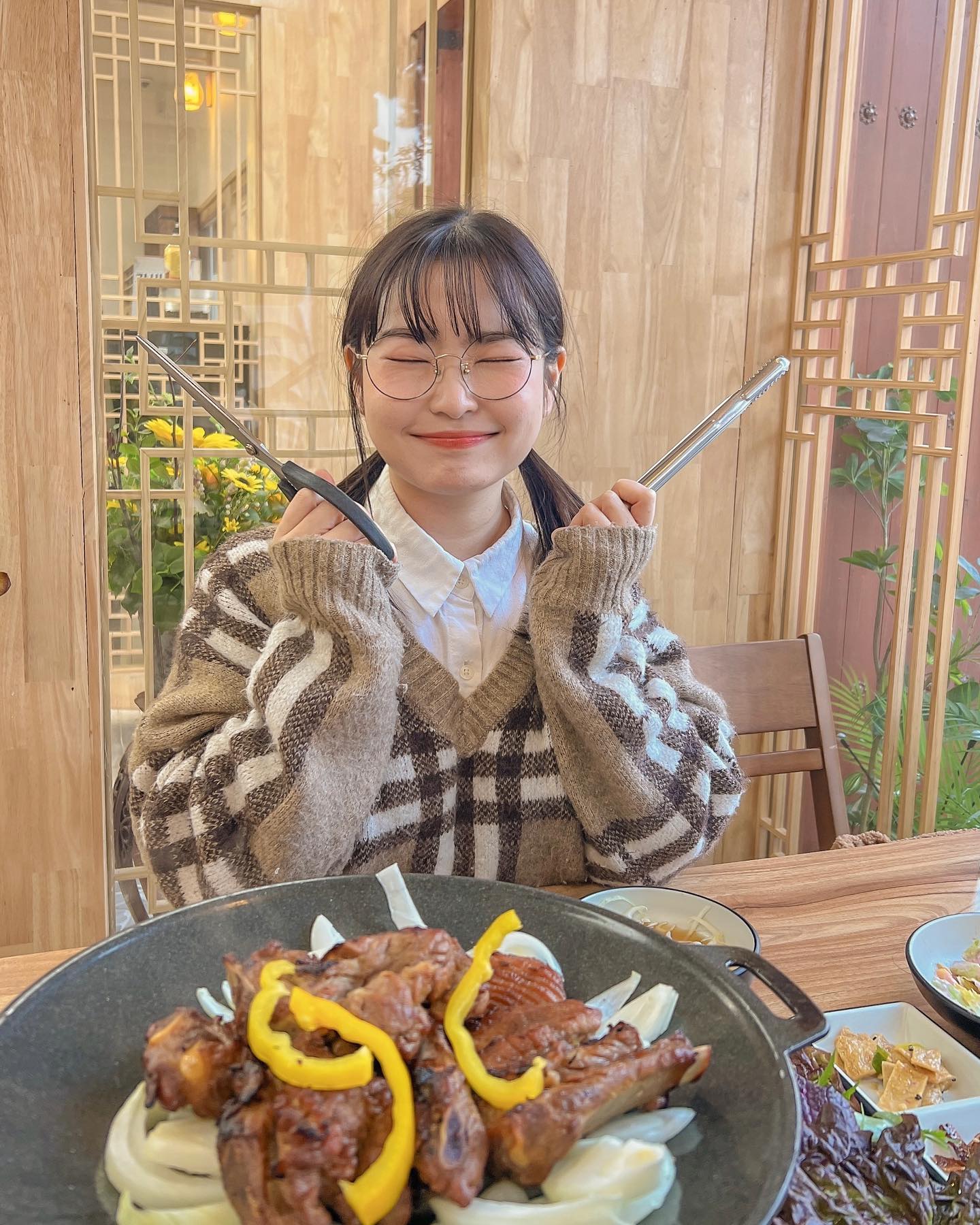 •광고•
파주 프로방스 헤이리마을에 위치한 석갈비가 정말 유명한 파주의 “파주”를 다녀왔어요 🥰

이름이 특이하죠 ? 진짜 이름이 파주에요 🤣🤣 이름이 지역명이라 잘 검색은 안되지만 그래두 파주석갈비라고 검색하면 금방 찾아지더라구요 ! 역시 석갈비 맛집이라서 바로 핫플로 뜨더라구용 😃

파주는 석갈비와 갈비전골이 유명하더라구요 ~ 그레서 저는 수제돼지석갈비를 먹어보았는데요 ! 석갈비하면 냉면이 빠질수 없죠 ~ ! 같이 함께 먹어봤는데 되게 편하게 구워주시더라구요 ! 

오레 기다릴 필요없이 준비된 석갈비가 나왔고 양념도 너무 과하지 않고 담백해서 입안에서 가득 즐기기 편했어요 ~ 무엇보다 고기를 구울필요가 없어서 냄새가 배일 걱정을 안해두 되서 회식장소로도 추천드리고 ! 그리고 명절에 가족들끼리 와서 대화만하면서 고기 잘라 먹으면 딱 안성맞춤 😀

고기가 질기지 않고 부들부들해서 뼈에 붙은 살도 잘 발라 먹을수 있더라구요 ~ 그래서 찐 갈비의 모든 부의 맛보기 쌉가능이였어요 🥰

그리거 냉면은 비빔냉면과 물냉명 둘다 주문해서 같이 먹었는데 진짜 갈비에는 냉면이 필수인거 아시죠? 진짜 
그리고 보통 고기를 섞어서 주문이 안되는데 돼지1 소1 이런식으로 주문도 가능해서  둘다 맛보기 너무 좋더라구요 (주문하고 알아서 못시킨 1인 🥺) 울님들은 꼭 1인분씩 드셔보세용 🥰

아! 그리고 기본 빈찬에 게장도 있어서 너무 맛있게 먹었고 , 동치미도 시원하니 진짜 갈비와 죽이 착착이였답니다 🥩

주차장도 뒤에 넓게 되어있어서 주차하기도 편하고 뒷문으로도 바로 들어올수 있어서 조금 센스있는 매장이구나 싶엇어요 😄

📍파주
▪️경기 파주시 탄현면 필승로 506
▪️매일 11:00 - 21:00 (15 - 17 브레이크)
☎️ 031-947-3590
.
.
.
#파주맛집 #파주 #파주여행 #파주가볼만한곳 #파주데이트 #파주여행코스 #파주맛집추천 #파주헤이리마을 #헤이리마을 #헤이리맛집 #헤이리마을맛집 #헤이리마을데이트 #파주헤이리 #파주나들이 #파주시