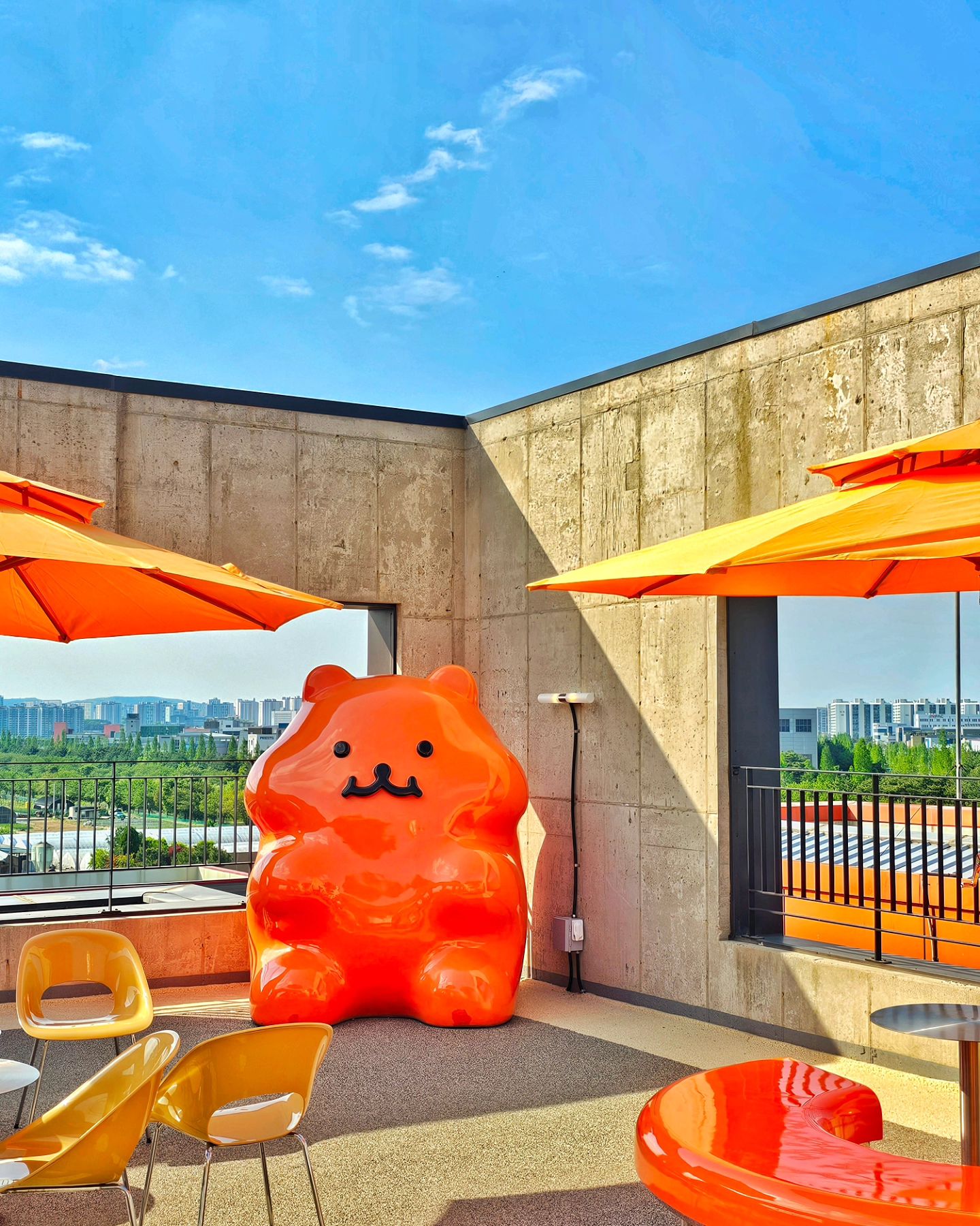 달디단 도넛으로 힘내본다🍩🧡

먹고 싶었던 곳 다니랑 남편꺼도 포장
월욜이라 힘든데.. 날은 왜케 좋아?

#월요팅 #올드페리도넛
#서울3대도넛이라는데?