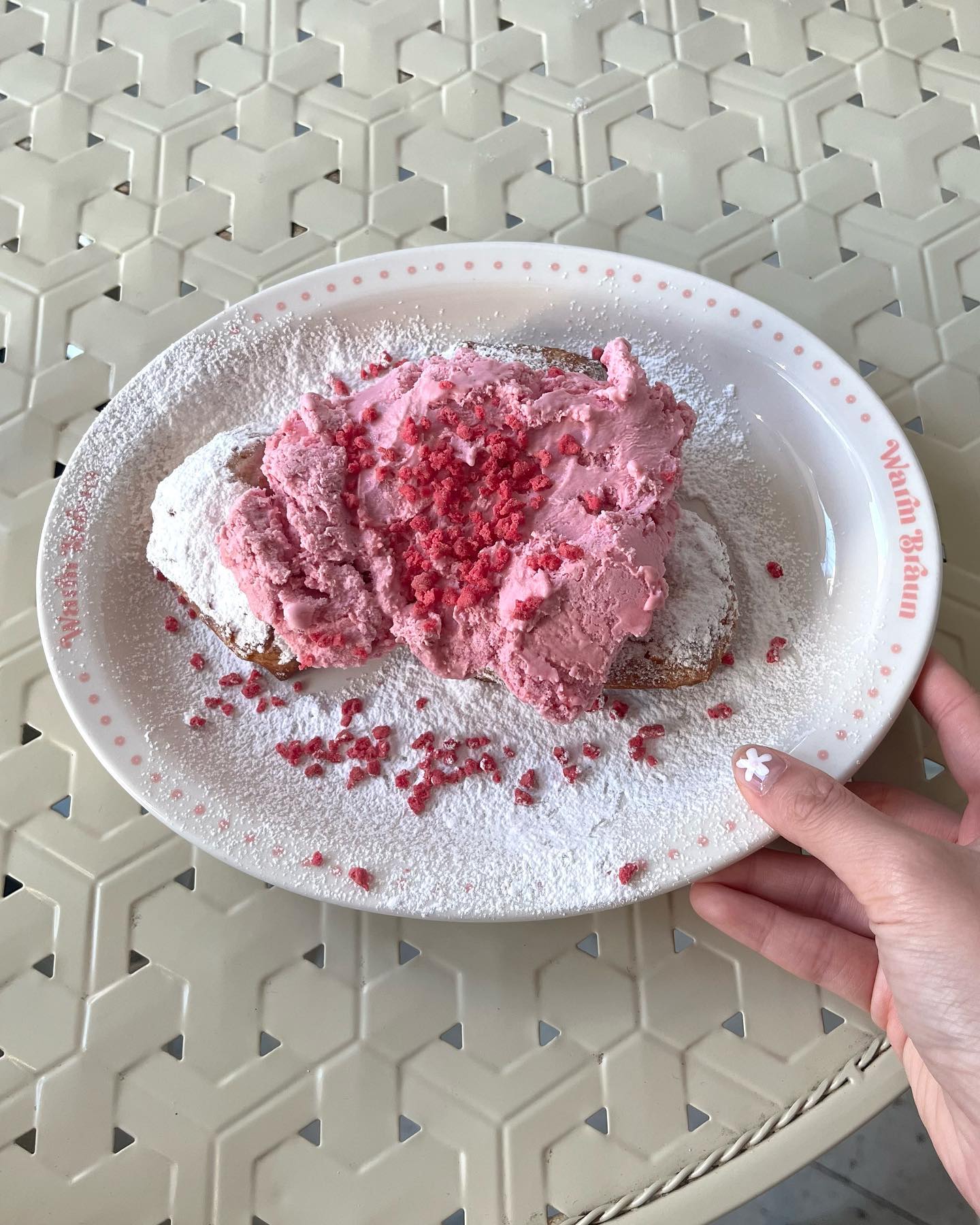 빵순이는 안먹어 본 디저트 못 참죠😋
베녜가 도대체 어떤 맛일까 궁금했는데 드디어 먹어보고 왔어요!
딸기아이스크림이 올려진 베녜는 봄 그 자체라서 더 좋았지요💗