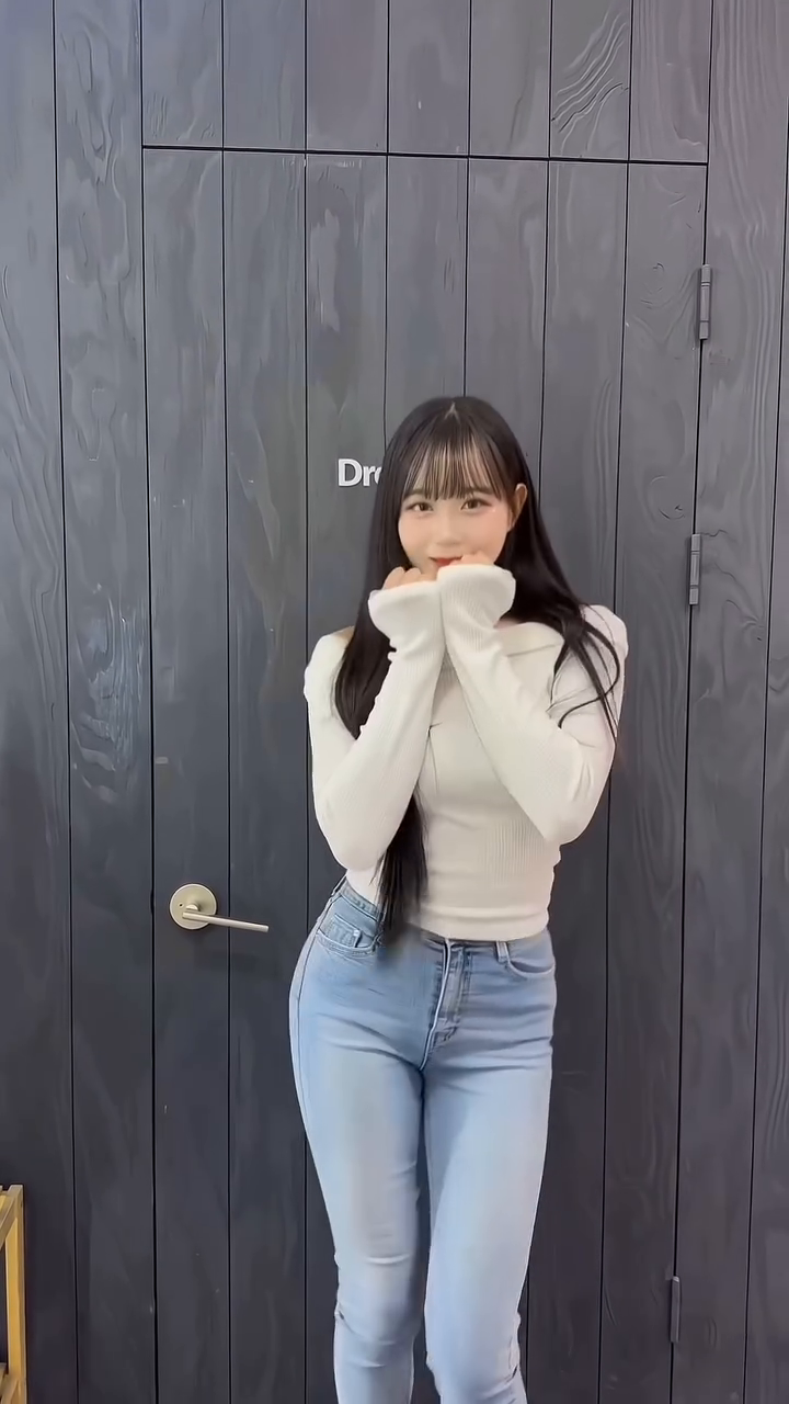 #광고
얼마전에도 제가 올렸었던 꼬깔송!!
꼬깔콘 광고모델 셔누님이 만든 노래와 춤이였는데요😆

이번 릴스는 기존에 셔누님이 만든 노래에
요즘 핫한❗ 스트릿 우먼 파이터2에 출연하셨던
#원밀리언 버전의 손가락 V댄스입니댜( ᐕ)੭

중독성 넘치는 꼬깔송에 원밀리언의 안무라니🥹
이번 챌린지 후에도 계속 흥얼거릴 예정 ,,,

여러분들은 어떤 버전의 V댄스가 좋나요?👋🏻

#협찬 #롯데웰푸드 #꼬깔콘 #꼬깔송 #꼬깔콘이벤트 #스우파 #레디 #스우파2 #스트릿우먼파이터 #원밀리언 #챌린지 #몬스타엑스 #몬스타엑스셔누 #셔누 #MONSTA_X #댄스 #댄스챌린지 #꼬깔댄스챌린지 #변하율치어리더
