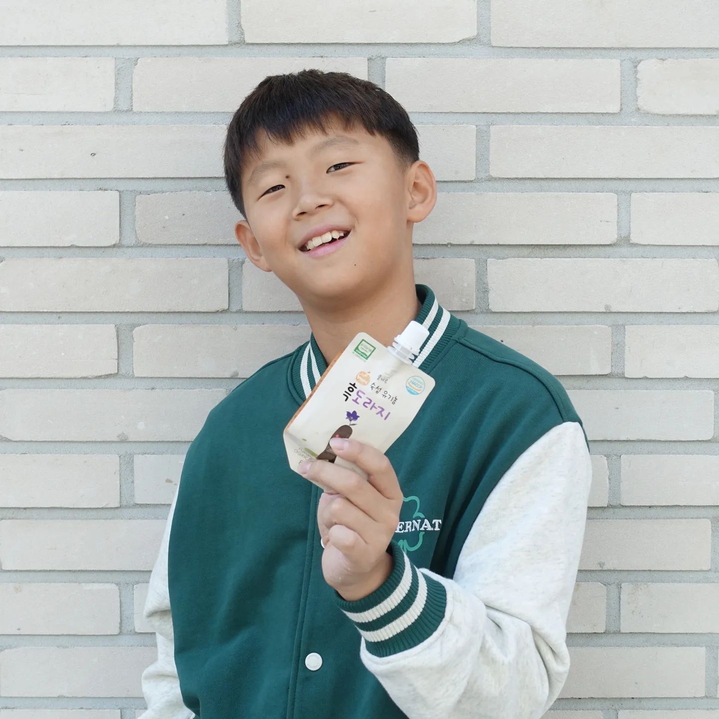 #협찬 이지만
강추하고싶은 #건강기능식품
-
면역력이 약한 둘째만 잊지않고 꾸준히 먹인지
3개월이 지났거든요.
처음에는 느낌탓인줄 알았는데
저희둘째 이렇게 추운 날씨에도 콧물이 안나요!
#감기뚝 꺄오 😁😁
-
둘째만 챙겼더니..
첫째 목소리가 맛이가고.. 코 훌쩍거리고
단체생활을 둘째보다 더 많이 하는 아이인데 말이죠ㅠ
-
알아서 잘 챙기겠거니 했는데.. 아니었어요;;;
그래서 오늘부터는 첫째 챙기기 돌입 들어갑니다!
당연 #풀마루흑도라지 로요!👍
-
두말하면 입아픈 #풀마루 는
무농약,무첨가,무화학처리로 국내산 흑도라지를 사용하여
유기농 100%로 만들었기에
내 아이들이 먹는거에 더 믿음이 갈수밖에없죠!💯
추워진 날씨 풀마루 하세요~~~😊
°
°
pulmaru_official 
#흑도라지#어린이흑도라지#운동선수보양식#흑도라지#흑도라지즙#베배흑도라지#국가대표영양제#기관지면역력#세계를들어올리는국가대표건강즙#역도국가대표#운동선수영양제#국개다표가마신다#유기농흑도라지즙#K건강#아이목건강#감기예방