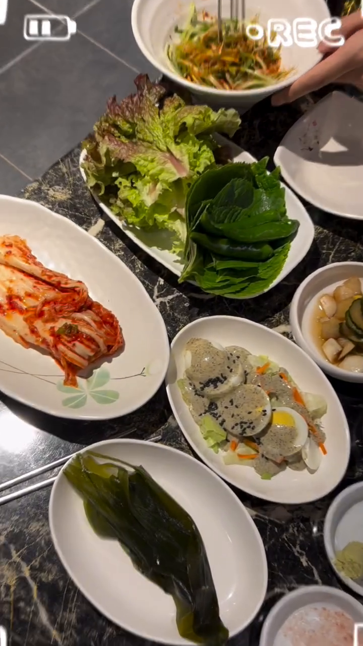#협찬 
올만에 #고기육 go go
푸짐하게 삼겹살, 목살주문해
먹었는데 넘 맛나더라고요~
분위기까지 더 좋은 듯해서 많이도 먹었어용 !!

매장도 깔끔하고
분위기도 좋아 연인, 친구들끼리 많이 오네요
고가도 넘 맛있게 사장님께서 구워주셔서 
명이나물, 파채 함께 싸먹으면 정말 맛이 좋음😆
와사비, 핑크솔트에 찍어 먹어도 맛있고 
제가 조아하는 애정 조합 ^^
김치찌개에도  고기가 듬뿍 들어가 있어 매콤하고 칼칼하니 술을 부르는 맛! 밑반찬부터 메인까지 다 맛이 좋았답니다. 
.
#부산 부산진구 가야대로784번길 46-8 (부전동)

.

.

#서면고기집 #서면고기맛집 #서면소고기 #서면소고기맛집 #서면돼지고기 #서면돼지고기맛집 #부산맛집 #부산서면맛집 #서면육회 #한우육회 #육회서비스