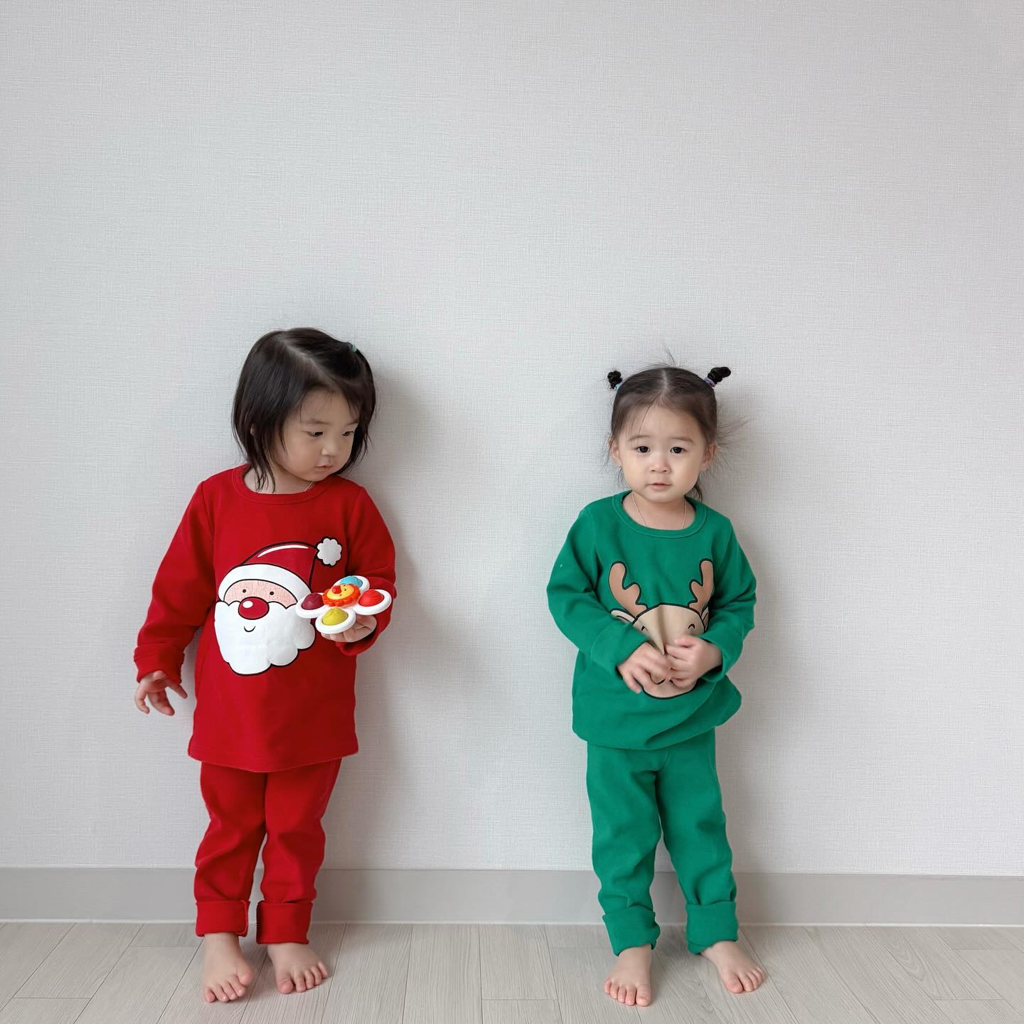 집에 아직 가구가 많이 없어서
크리스마스 분위기는 아직인 제제둥이네 집이에오🏠

일단은 산타할아버지랑 루돌프 실내복으로
미리 기분 내기🎅🏻🫎

얼른얼른 준비해서
이번엔 포근포근 크리스마스 잘 보내보려구요!!🎄

오늘은 어제보다 더더 잘 놀고 왔다는 어린이집 생활도
고맙기만 한 요즘이에요🥹🥹

1210 / D+787 🫧

#아기가사는집 #쌍둥이그램 #남매둥이 👦🏻👧🏻