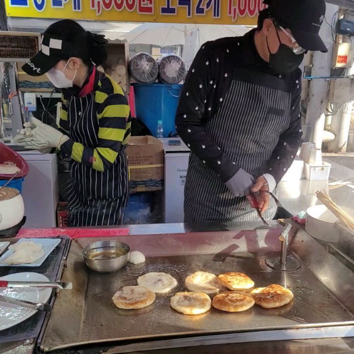 샐리의 주말 먹방 투어~~~

마늘떡볶이 1차로먹고
30분 줄서서 먹은 바사삭 퍼포먼스 엄청났던 호떡 흡입
녹차고기빈대떡과 찰떡 막걸리 마셔주구ㅎㅎ

겨울이라 횡했던ㅋㅋ
핫플 데려가달랬던 주문과 달리
어르신들의 핫플이였던ㅋㅋ
리각미술관에서 폭풍 수다

훔친고기앤막창에서 간만에 막창과 쫄깃 고기 먹어주고
다들 배터지겠다그래서 성정동 폭풍 워킹도하고
봉구비어에서 후르츠 + 김치어묵우동

요렇게 12시간정도 먹었는데
다음날까지 소화가 안될정도였다고 ... 하던 동생
왜죠????
우리 만보 걸었잖아요!!!ㅋㅋ

저는 아침부터 배고팠어요ㅋㅋㅋㅋㅋ

hysa789
minbang222

천안까지 와준 동생들 고마워
다음에 또 보자~~~~!!