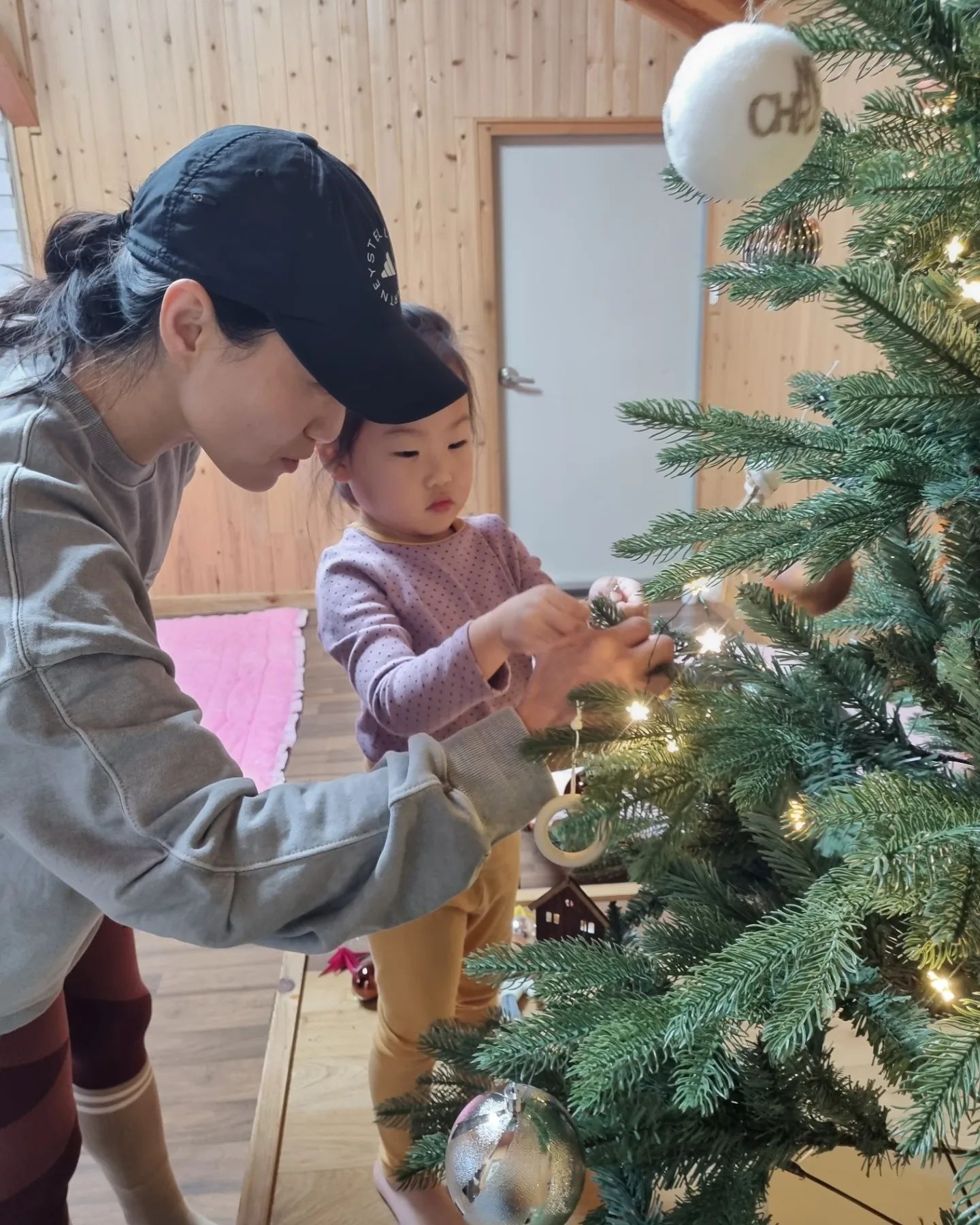 크리스마스날 방문한 지연산타 ♡

트리부터 온~가족의 크리스마스🎄 선물까지 챙겨온 통큰 산타이모덕분에 유주기분 최고였던 3일^^

트리꾸미기 후 답례로 하트하트뿅 공연을 두번이나 보여줄 정도로 엄마 다음  서열2위를 차지할 정도로 유주의 최애로 등극했던 지연👍

덕분에 행복한 크리스마스 였다오~

.
.
.

#일상
#딸스타그램 #43개월 #쥐띠아기
#크리스마스 #이모산타 #트리꾸미기🎄 
#크리스마스선물 #선물다내꺼