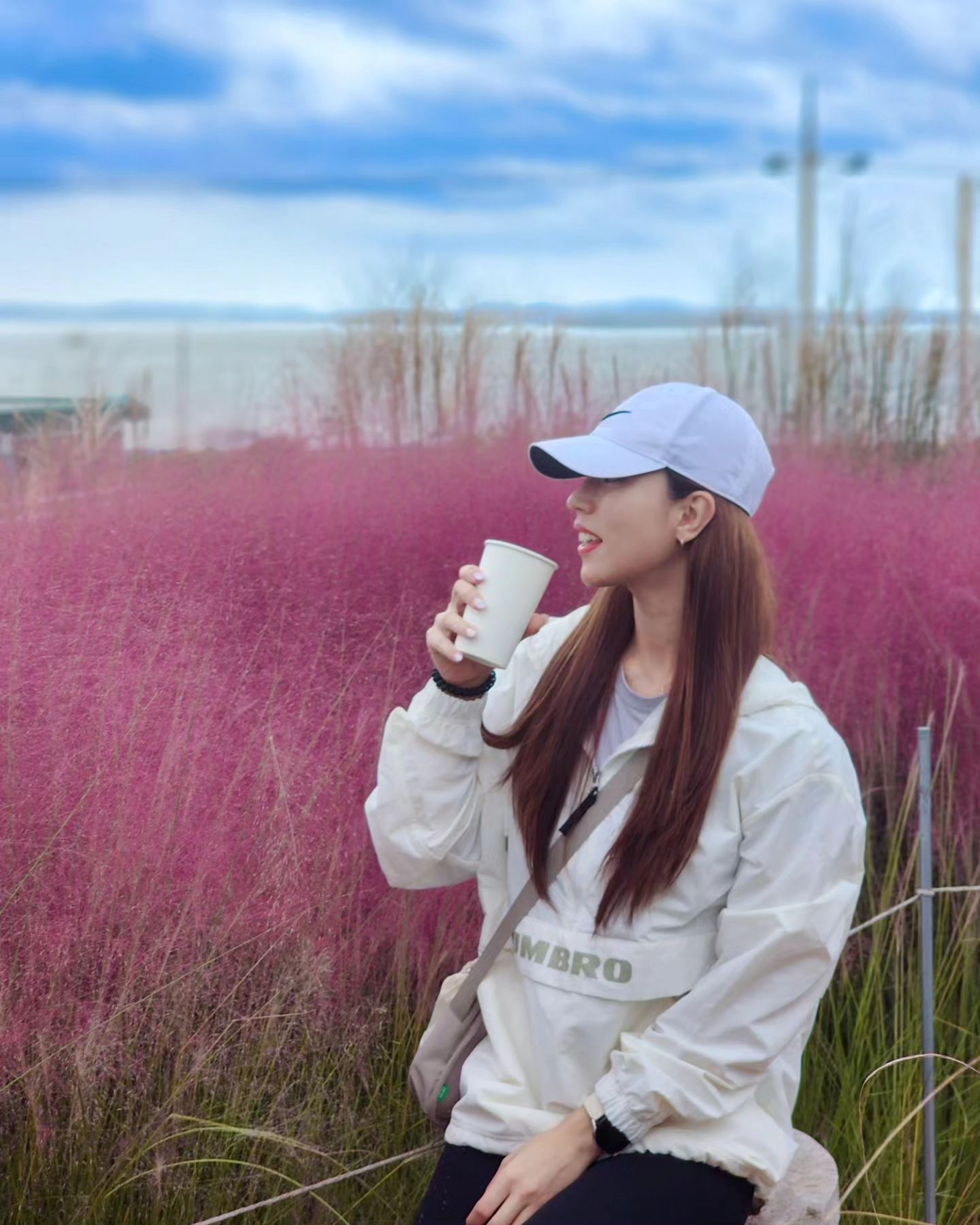 초췌하게 간 카페에 핑크뮬리가 너무 예뻐...
얼굴 다 가리니 그래도 볼만한 사진 😆

연휴에 하필 딱 아파서 
고향집에서 골골거리다가 복귀했어요 흑흑...😢
다들 환절기 감기 조심하세요! 🔥