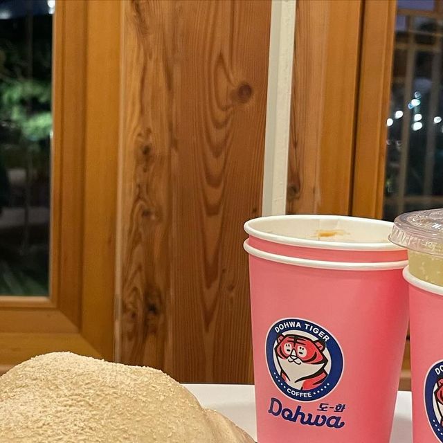 채채 on Instagram: "[행궁동카페 카페도화] 행궁동에 갈 때마다 건물 디자인도, 분위기도 너무 예뻐서 한번 쯤 가보고 싶었던 곳인데 드디어 가보게 됐다..𖤐 수원전통문화관이랑 연결 되어