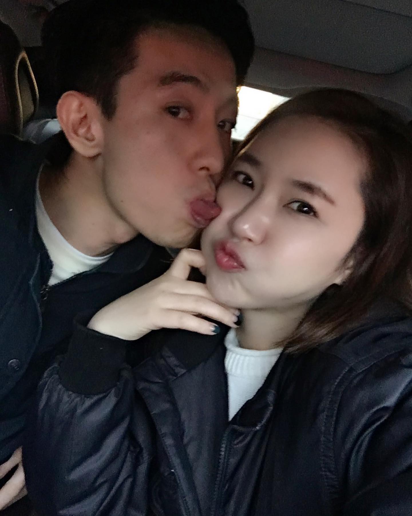 #결혼기념일#결혼5주년 
#처음돈주고화장한날
#하랑이#그림선물

이런날아니면 언제 결혼식 사진을 보겠어요😆

이날... 울 아빠.... 엄청... 울었네요... 
막내딸 시집간다고... 😭

근데...... 사진 보니.... 어머님도.......
엄청.... 우셨네요??????????😭
(저 안쓰러워서 그러신거져????!맞져???ㅋㅋ)

기념일 잘 안챙기는 스타일인 둘인데...
둘다 이번에 무슨 바람인지... 
둘다... 케익을 😹

우리 하랑이만... 신났다🤣🤣🤣🤣🤣

내가 우리 남편 대용이를 요즘 잘 키웠나봐요
주문케익도 할줄 알고ㅎㅎ 5년만에 이정도면... 괜찮은거져??

하랑이 그림선물에 감동😍 근데... 조금만 더 이쁘게 그려 달라고 하니... 그건 6살때 해준ㄷㅏ고...😅
(감성파괴 엄마.....😈)

cake_yousomuch 

#5년후기대할게
#두명에서네명으로 
#금쪽같은내새끼#고마워
#원주주문제작케이크 
#케이크유쏘머치