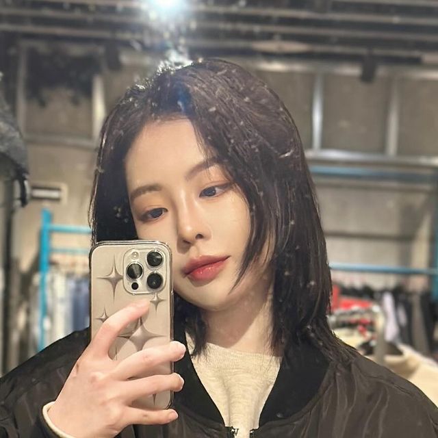 해원 on Instagram: "#광고 지만 요즘 날씨에 이거 없었음 나 밖에 못나갔다... 스탠다드 에러 MA-1 오버핏 패딩 ▪️지퍼로 탈부착 가능한 후드 집업 레이어링 ▪️스트릿하면서도 다양한 무드