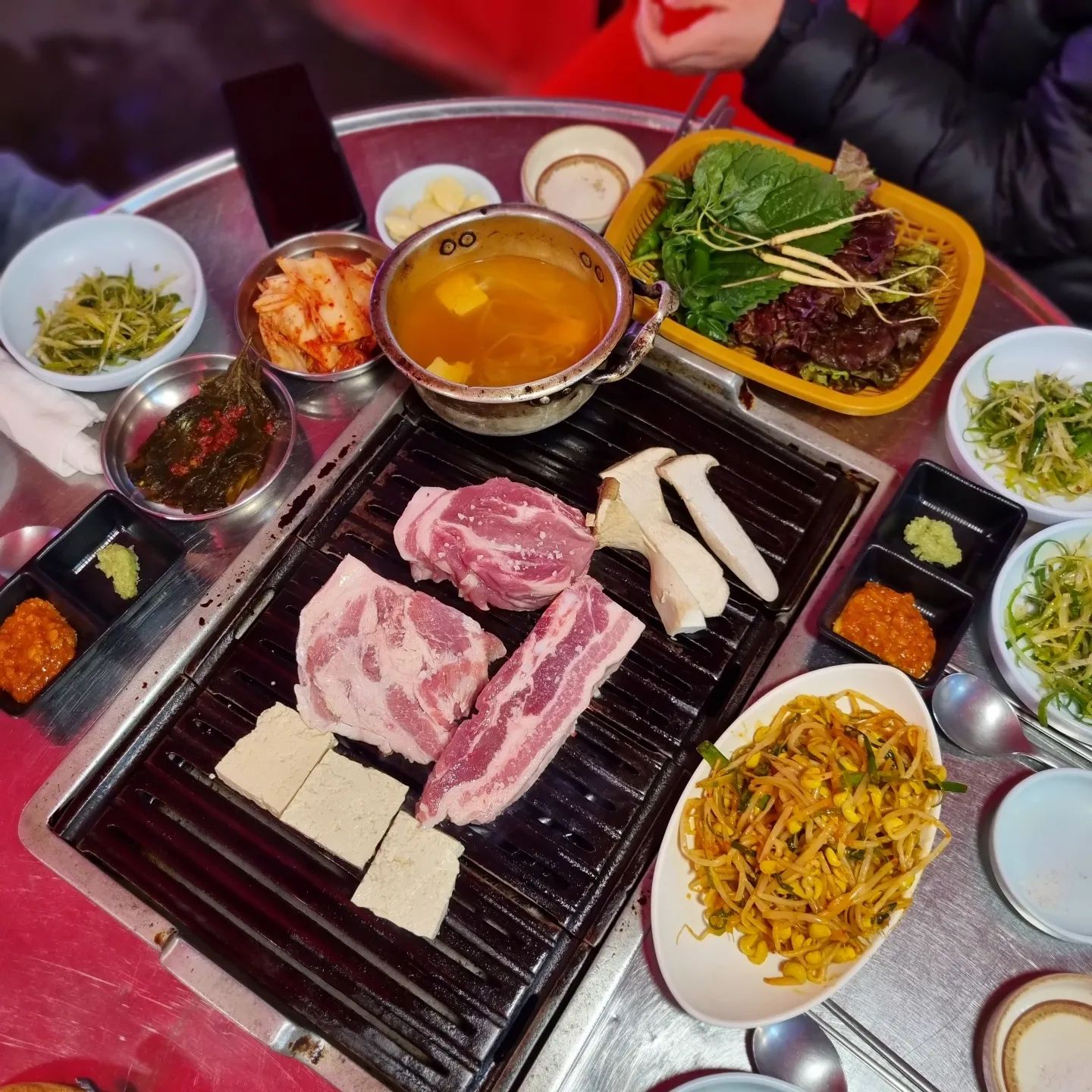 어머어머 여기 완전 고기 맛집
육식러버라면 고민없이 가도 좋은 곳
뒷고기 맛나구요
암퇘지삼겹살도 고소 쫄깃해서 짱맛 

테이블에서 숭덩숭덩 썰어 연탄불에 구워 먹는 잼
산양삼이 쌈채소로 나오는거 실화냐
추억이 몽글몽글
옛날도시락도 맛나니까 
식사로 챙겨 드셔요

#돈방석연탄구이#안산상록수역맛집 #안산본오동맛집 #상록수맛집  #육식  #상록수역고기집 #상록수역삼겹살 #본오동고기집 #본오동삼겹살 #고기좋아