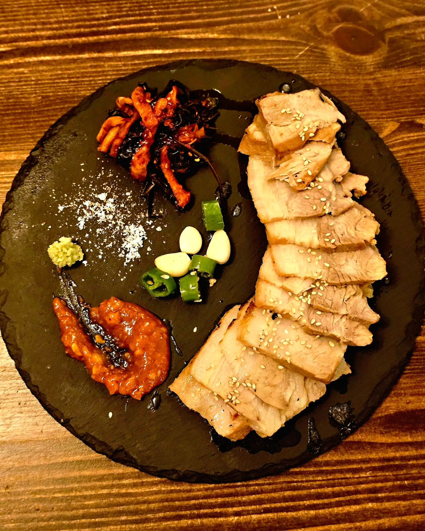 밥 먹으러 와도 좋구 분위기 좋아서 술 마시기도
넘나 좋은 #까치식당 (◍ᐡ₃ᐡ◍)🩷
유명한 맛집 답게 메뉴 하나하나 다 맛있어요
밥 먹고 있는데 배민 주문도 끊임없이 들어오더라구요~~

불맛 찐하게 나는 제육볶음, 아침마다 한솥 대량으로 만드는
닭볶음탕 부들부들 달짝지근한 수육 다 쟌맛탱🫶🏻
사장님도 느므느므 친절하시다용-

🐦까치식당
▪️닭볶음탕 15,000
▪️대파 제육볶음 15,000
▪️수육 14,000
▪️공기밥 1,500*2
▪️탄산수 2,500 / 제로콜라 2,500

#동탄역술집 #동탄역맛집 #동탄술집