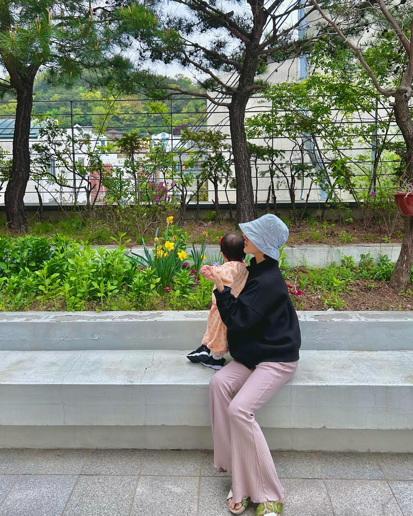 채민이랑 엄마랑 삼츈이랑 데이튜..!
오늘의 안녕요정 정채민,,👋🏻👋🏻👋🏻
내일이면 집가는거 실화냐..ㅠ
얼집이나 빨리 가버렷💓ㅠㅠ

#몽유도원 
#도이창커피 
#14개월아기 
#ㅠㅠ