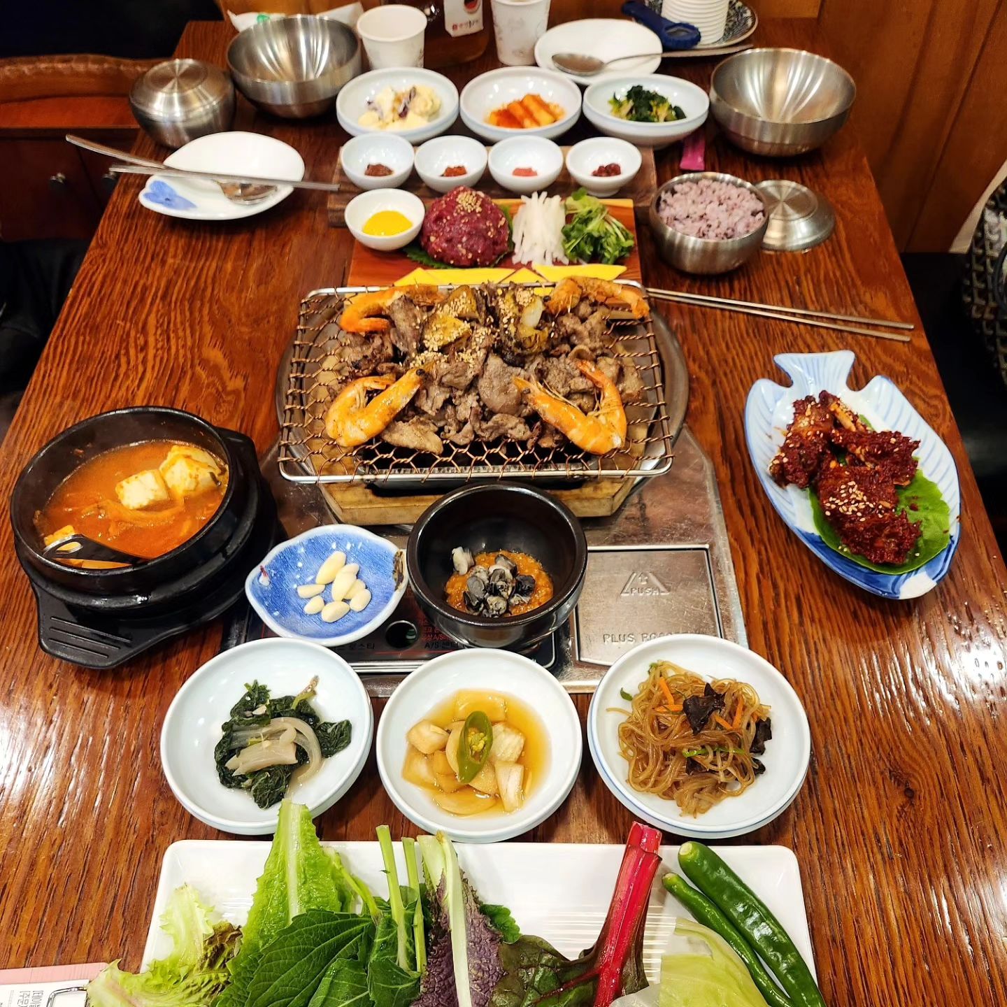 .
상다리가 부러질 것 같은 푸짐한 저녁상
인생 돼지 불고기를 만난 #강경불고기응암점 숯불향 가득한 야들야들한 돼지불고기는 주방에서 다 구워서 나오기 때문에 편하게 바로 먹을 수 있었고 고기 위에 새우와 전복까지 올려져 있어서 완전 행복💕 맛있다 소리를 열 번쯤은 하면서 먹었던 것 같다. 가까우면 정말 자주 갔을 것 같은.

#은평구맛집 #응암동맛집 #새절역맛집
#응암오거리맛집 #응암동고깃집 #강경불고기