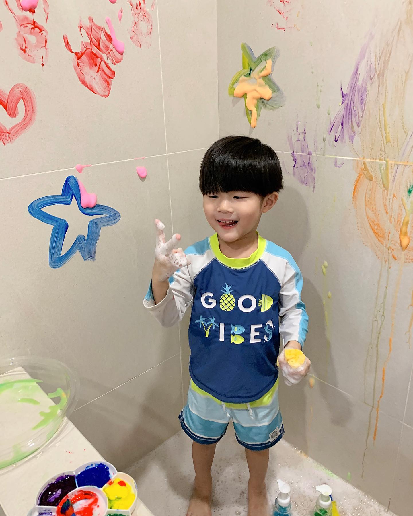 #방학
물감놀이 하기 딱 좋은 우리집 욕실
맘껏 그리고 놀아라😙🎨
#집에서물감놀이 #스노우키즈 #핑거물감 #집콕놀이