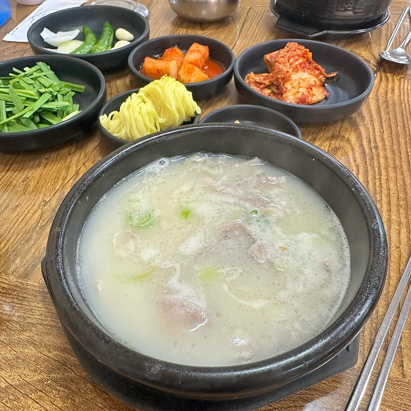 #내돈내산 전 국밥에 진심인 사람입니다. 부산에 있는 국밥을 다 먹어보지는 않았지만 웬만한 누가 여기 맛있더라 하는 국밥집은 다 가본..❓
.
이번에 간 곳은 지나가다가 국밥이 땡겨서 들어갔는데, ⚠️결론부터 말하자면 맛은 평타, 친절도는 좋지 않았어요.
보통 제가 네*버나 카*오 후기를 보고 가는 편이긴 한데, 이날은 제가 안 보고 들어갔어요. 맛집 한 번 뚫어보자는 생각으로..❗️나중 보니 친절도 관련해서는 말이 많긴 하더라고요..
.
사장님인지 직원인지 모르겠지만 들어와서 먼저 인사를 건네도 포장할 물건에 신경 쓰느라 인사도 없고, 좌석 안내조차 없어서 좀 싸했는데, 🍚음식 나올 때 그때 알았네요. 원래 이렇다는걸.
국밥 그릇 내려놓으실 때, 감사합니다~하고 인사를 했는데, 대답도 없으시고, 보통은 맛있게 드세요 하고 인사 한 번 건네줄 법한데..🥲
.
음식 맛 평가를 하자면, 이물질 없이 사골 진국을 쓰는 곳이고, 🥩고기 양은 생각보다 많이 들어있습니다. 살코기 위주로 들어있어요. 잡내 없는 국물 맛은 좋았으나, 뭔가 고기와 국물은 따로 노는 느낌..⁉️
.
.
<고명화돼지국밥본점>
📍 부산 수영구 광일로 11
수영역 14번 출구 근처
🅿️주차장 없음. 인근 유료주차장 이용
⏰매일 00:00 - 24:00 (24시간 영업)
✅설 당일은 휴무라고 함.
📞 051-751-8828
.
.
.
.
#수영구국밥 #수영국밥 #광안리국밥 #광안동국밥 # 부산국밥 #고명화돼지국밥 #부산 #국밥 #돼지국밥 #수영구 #광안리 #협찬아님 #광고아님