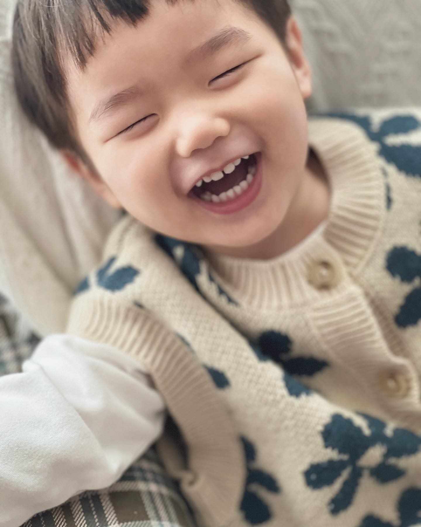:)

장난꾸러기 콩얀🐰🩷
사과 얼마나 맛있냐고 했더니
쪼끔! 이라더니 까르르 까르르
이제 말장난도 하는 22개월🍎

#나의유안
#22개월22일