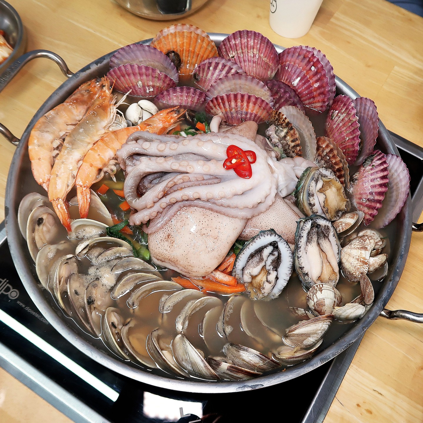 #고양시맛집 #박승광해물칼국수 🍜

비 오는 날엔 궁물 앞으로~
쫄깃한 면발에 국물은 시원 칼칼한
#산더미 #해물손칼국수 

해물탕스러운 스타일은 #해물손칼국수
일반적인 칼국수 스타일은 #조개손칼국수

새우랑 오징어를 넉넉히 넣고 두툼하게 부쳐낸
#해물파전 은 괜찮았지만
#고기왕만두 #김치왕만두 #돈까스 는 글쎄...

#고양시칼국수 #해물칼국수 #산더미해물칼국수 #국수스타그램 #키라라_고양 #noddles #noodlesoupwithseafood #haemulkalguksu