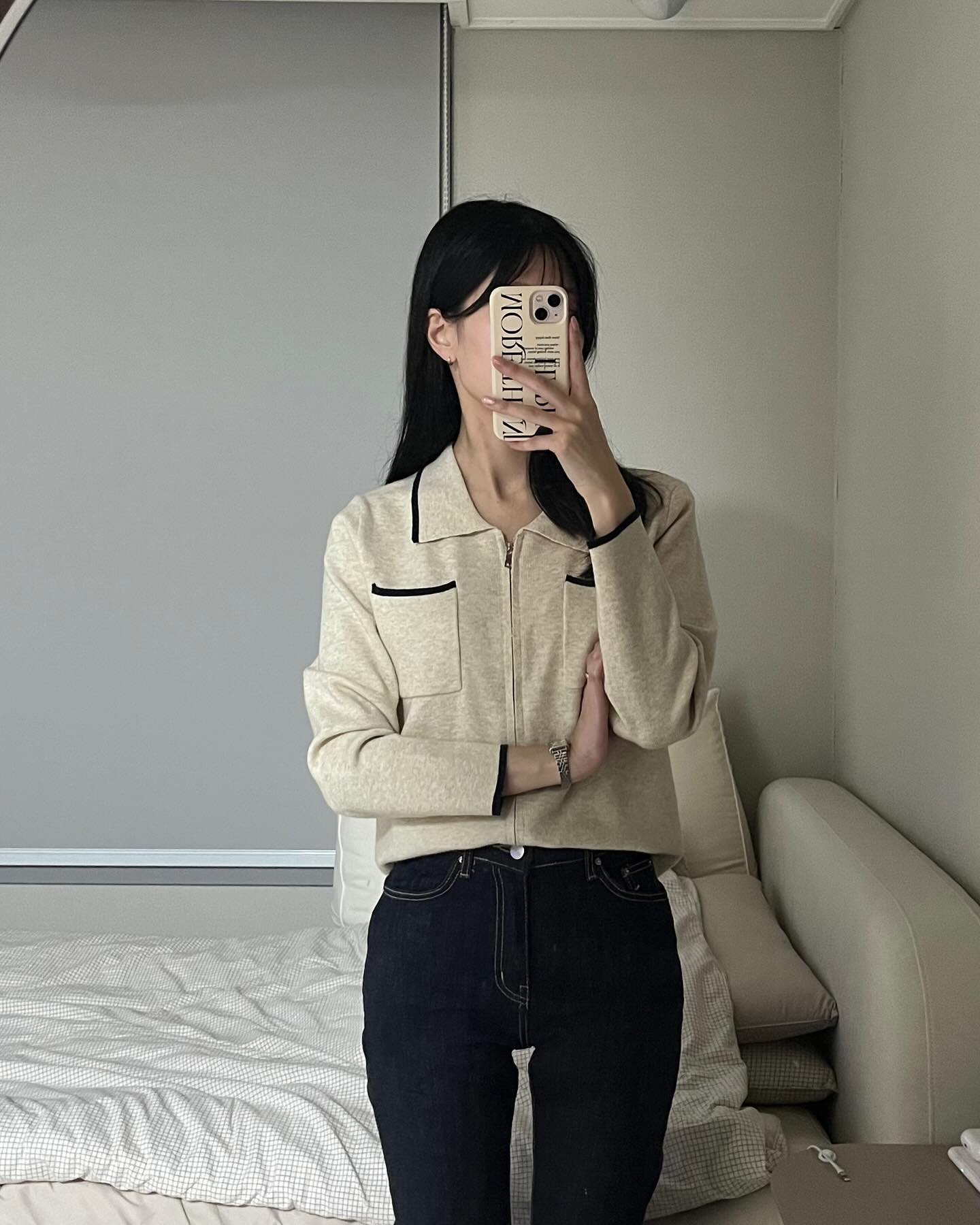 이제 저녁에도 날씨가 따스하네요 🌷
저는 이 겨울에서 봄으로 넘어갈 때 쯤의 날씨와 묘하게 들뜬 사람들 분위기가 좋더라고요 ㅎㅎ
그래도 아직 일교차가 큰 편이니 감기 조심하세요! 
⠀
🤍 top : agedor_official 
🤍 bottom : reine.official 
⠀