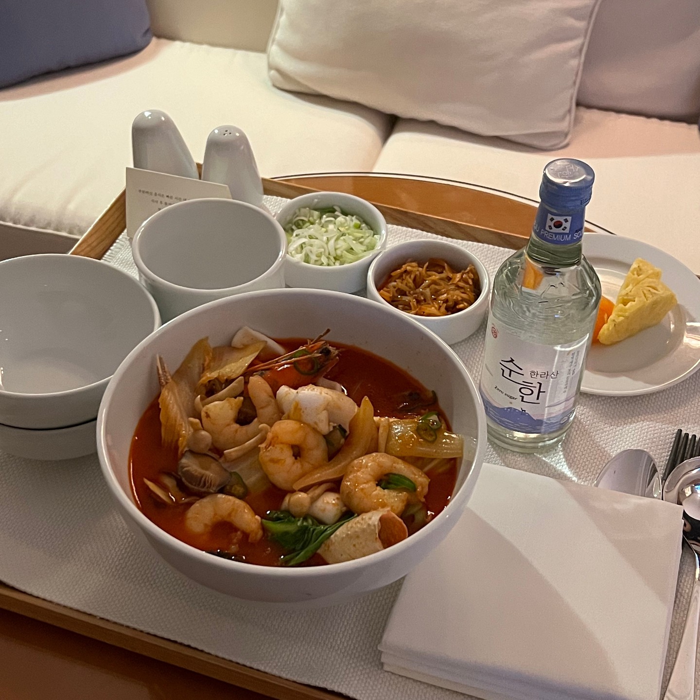 제주도 신라호텔 가면
무조건 먹어줘야쥬!!
짬뽕 룸서비스 >.<
넘나 맛있어서 이마를 탁!!
파도 듬뿍 넣어서 먹으니 더 맛나요..
한그릇에 53,000원 증발했지만
재료가 너무 실해서~ 대만족..

#먹방 #먹스타그램 #짬뽕 #신라호텔짬뽕 #jmt #제주도여행 #제주여행 #제주신라호텔 #해물짬뽕 #먹스타맞팔 #먹팔