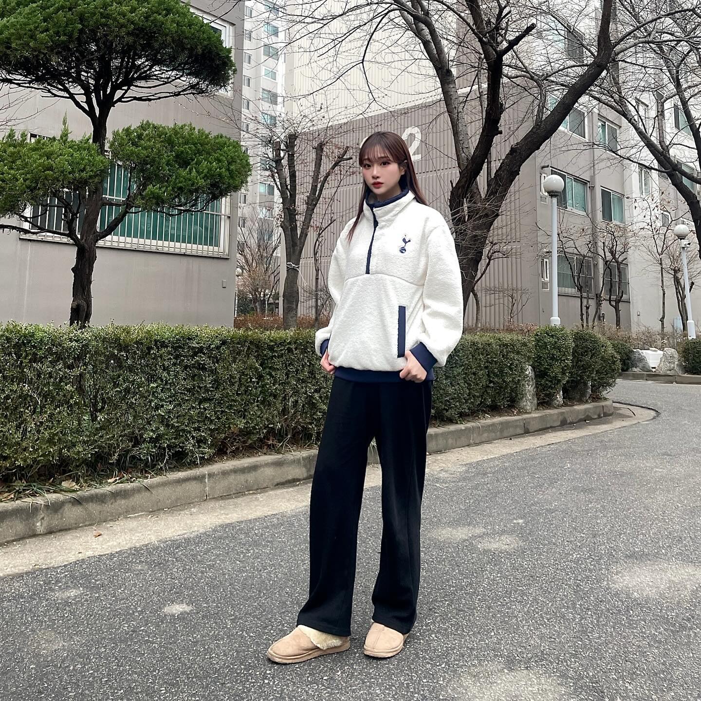 다들 새해 복 많이 받으세요🤍
연말 마무리는 넘 포근하고 따뜻한
풋볼스탠다드의 토트넘 플리스 아노락 자켓과 🩵💙

football_standard
#풋볼스탠다드
#FOOTBALLSTANDARD
#아스널 #맨시티 #토트넘 #손흥민 #son #soccer #축구 #쏘니 #새해 #2023 #2024 #tottenham #ootd #코디 #무신사