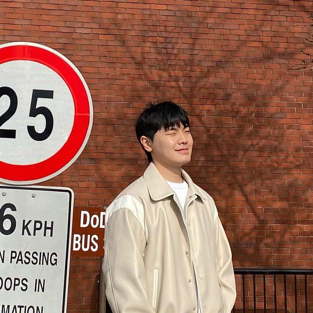  홍이 | 기본만 간단하게 담은 코디 | on Instagram: "#광고 @standarderror_official 
올해 #벚꽃 놀이는 패스😭지만
밝게 입고 다니면 기분 좋으니까😃

☑️봄나들이에 부담없이 가볍게 걸치기 좋은
☑️배색 디테일
좋잖아❗️❕❗️❕

#광고#스탠다드에러  #STANDARDERROR #남여공용자켓 #자켓#데일리룩#자켓추천#간절기아우터#JACKET#パンツ  #outer #스탠다드에러x텍토리#바시티#레더바시티"
