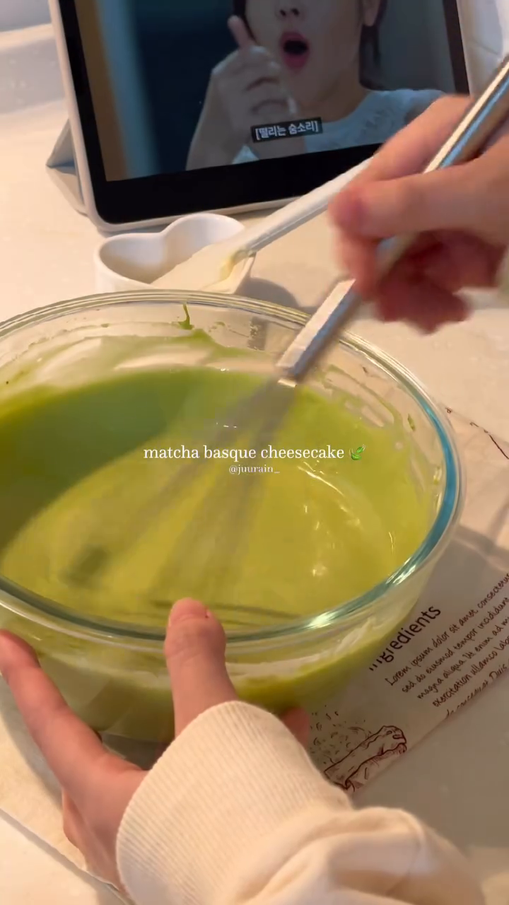 let’s make matcha basque cheesecake with ‘Goblin’ 🤍
도깨비 보면서 말차 바스크 치즈케이크 만들기 🍃

anyone luv k-drama? 
acc i watch ‘goblin’ every winter 🕯️
tbh, i watch drama every time while i’m baking 🫶🏻 
i’ll write down the recipe below ⬇️

사실 겨울만 되면 도깨비를 보는 병(?)이 있는데요 🤭
저는 베이킹할때는 항상 드라마를 보면서 한답니다 ㅎㅎ
레시피 밑에 적어둘게요 !! 
플레인 바치케 만들고싶다면 전에 만들었던 바치케 영상 참고해주세요 :)

ingredients
cream cheese 310g
sugar 100g
matcha powder 8g
egg 120g
1 egg yolk
whipped cream 155g
lemon juice 3g

크림치즈 310g
설탕 100g
말차 파우더 8g
계란 120g
계란 노른자 1개
생크림 155g
레몬즙 3g

#baking #aesthetic #basquecheesecake #matcha #recipeshare #goblin #베이킹 #말차 #바스크치즈케이크 #바치케 #도깨비