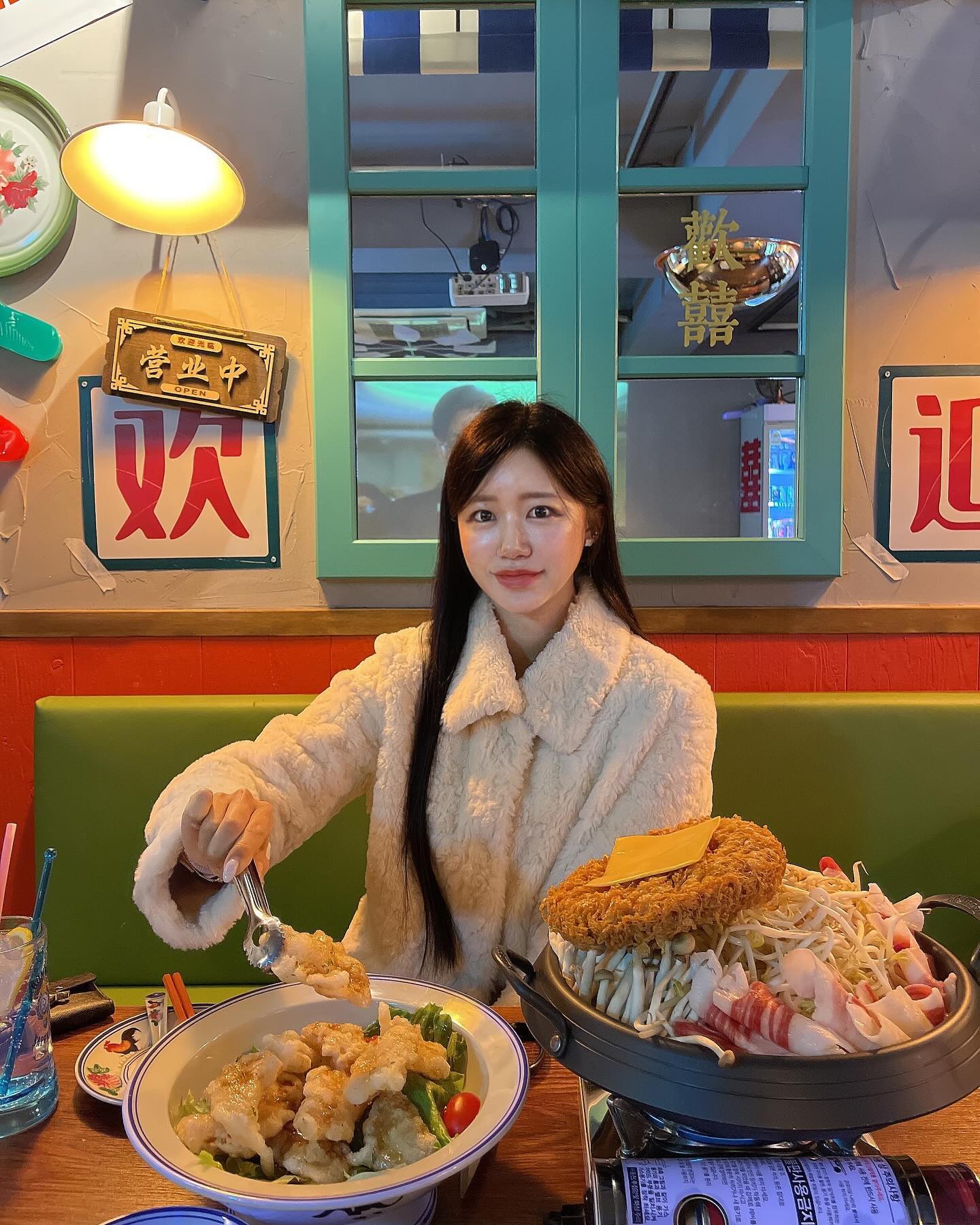 #협찬 
성남에 이런 안주 맛집을 몰랐다니
1차에서 1차로 든든하게 끝내기도, 2차로 가볍게 오기도 좋은 
모란역 근처에 있는 홍콩주점 쯔쯔쯔
시그니처 메뉴인 홍콩지단차돌전골은 비쥬얼부터가 압도적인데 
위에 올라간 돈까스처럼 생긴 게 지단을 튀긴 거라고 하더라구요 
유부 같기도 하고 튀김 같기도 해서 또 생각나는 맛..! 
친구랑 간만에 만나서 이런저런 얘기 했는데 분위기도 좋고 이야기 나누기도 좋았어요🫶🏻
.
.
#모란맛집 #모란핫플 #모란술집 #모란주점 #모란데이트 #모란2차술집 #모란역술집 #모란요리주점 #모란홍콩주점 #성남맛집 #성남술집 #성남핫플 #성남데이트 #성남찐맛집