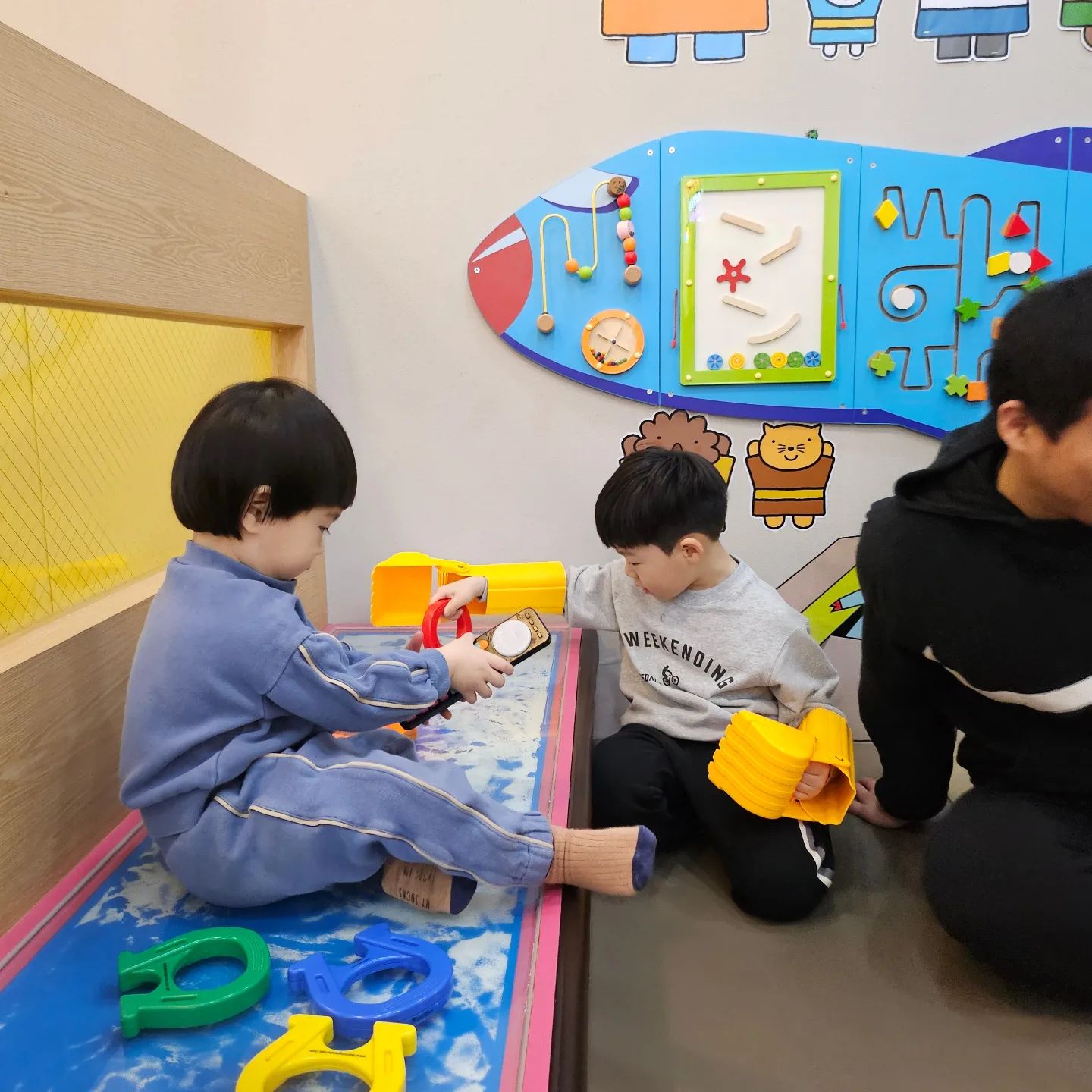 둘딱붙🧑‍🤝‍🧑

#첫째유치원하원후 #단축수업 #키즈카페 #형동생 #겸사겸사친구인듯 #얼추수준이비슷