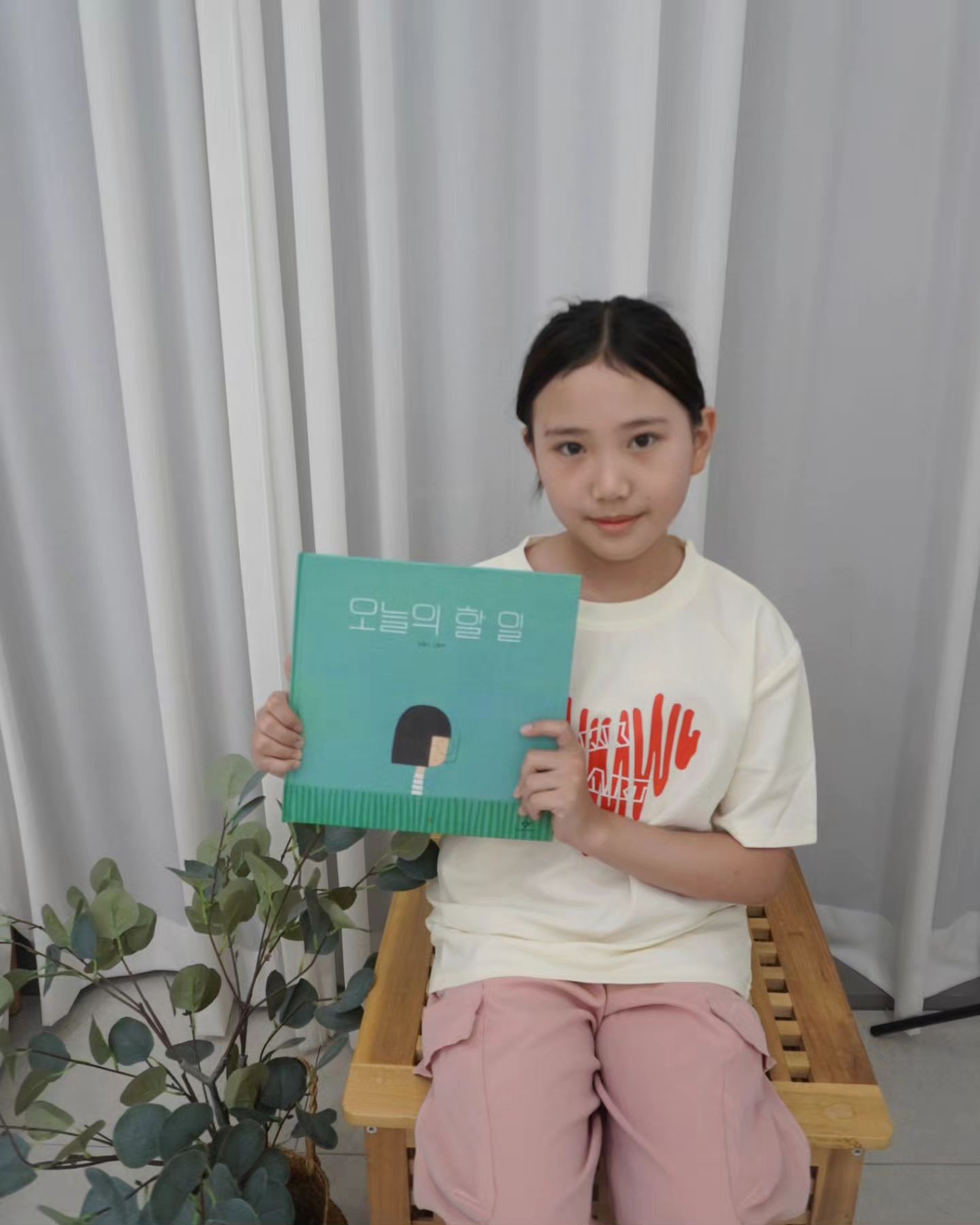#협찬 #창비 #오늘의할일

김동수 작가님의 신간 그림책📚
특별한 생태 감수성이 돋보이는
💙오늘의 할 일💙

깊은 물속, 물귀신들은 오염된 물을 깨끗하게 해요.
수질 오염이 갈수록 심해지자 일손이 부족해진
물귀신들은 어린이에게 도움을 청합니다.
어린이는 물귀신에게 어떤 부탁을 받게 될까요?

한장 한장 귀여운 그림과 색감으로
어른과 아이의 상상력을 자극하며 
환상적인 물귀신 세계를 만날 수 있고 
중요한 환경도 생각하게 해주네요.

마음의 파동을 일으키는 산뜻한 그림
오늘의 할 일 적극 추천해요😍😍😍

changbi_jr
changbi_insta
changbi.picturebook

#도서협찬 #창비출판사 #창비어린이책 
#창비그림책 #김동수 #김동수작가
#그림책추천 #신간 #창비 #환경그림책