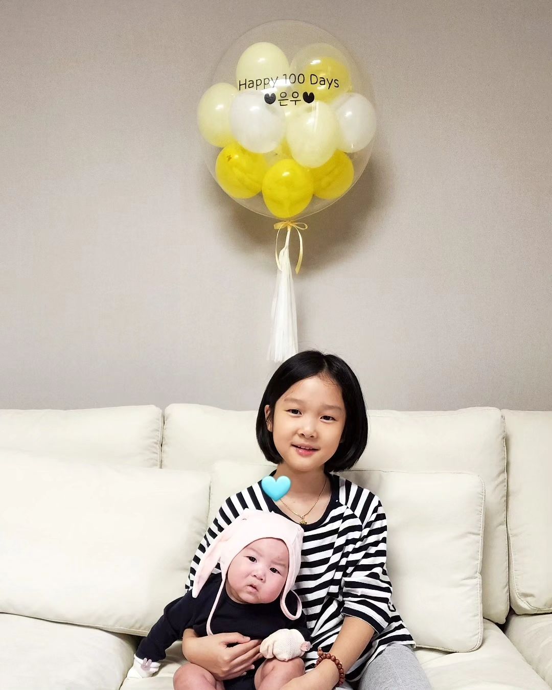 #광고

우리꼬무 👶 어느새 태어난지 백일🩵 잔치..라고 할것까지는 없고 양가조부모님 모시고 식사대접 하면서  기념일풍선 제작해서 기념사진 찍었어요🎈따로 백일상 안했지만 풍선 하나로도 특별해보이더라구요 친조부 외조부 다모여서 사진 남기기도 쉬운일 아닌데 풍선 덕분에 추억 남겼네요 📷 
딱 일정 맞춰 보내준 아멜리아풍선 최고👍 문구 정해서 주문하니 시안 보내주셔서 확인하니 원하는 대로 제작이 가능했어요 풍선 색상, 테슬, 리본 등 원하는대로 커스텀할 수 있어서 나만의 풍선 제작 가능! 김포 사시는 분들은 급할 경우 당일픽업도 된다고 합니다😶‍🌫️

#아멜리아 #아멜리아벌룬 #김포레터링풍선 #김포풍선 #기념일풍선 #이벤트풍선 #레터링풍선 #풍선 #백일풍선