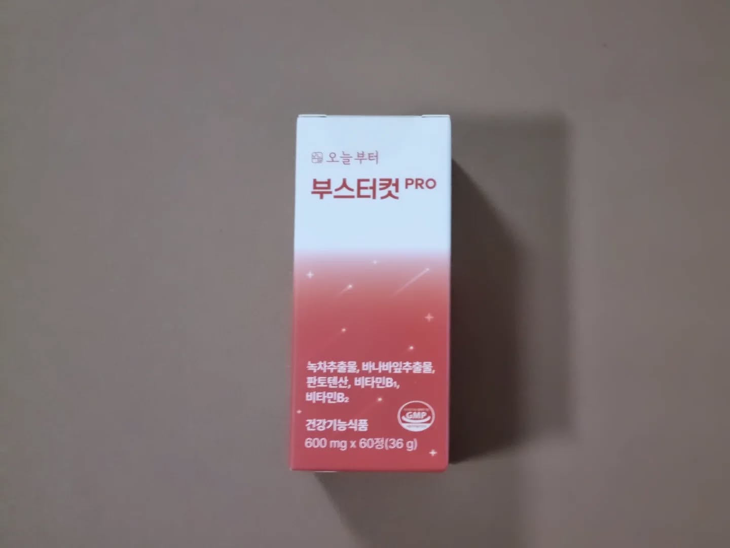 #협찬

날씨가 쌀쌀해지면서 옷이 두꺼워지니 관리하던 체중이 확 늘어났어요. 도저히 식단은 힘들어서 알아보다 다이어트보조제로 편하게 섭취하면서 관리할 수 있는 오늘부터 부스터컷pro 시작했답니다

카테킨, 녹차추출물이 들어있어서 다이어트가 필요할때 하루 1회 2정 섭취하면 되는데요. 꾸준히 섭취하면 체중감소, 체지방감소, 내장지방감소, 피하지방감소 등 다양한 효과를 볼 수 있다고 해요

한손에 쏙 들어오는 빨간색 통이라 휴대하면서 필요할때 섭취하기에도 좋답니다

체지방 감소에 도움을 주는 효과뿐만 아니라 비타민 B군도 함유되어 있어 영양제 먹는다 생각하고 장 챙겨먹게 되는 것 같아요

한 알 크기도 크지 않아서 2알 한꺼번에 물과 함께 섭취하기 부담스럽지 않고 편하고 건강하게 관리할 수 있는 제품이라 너무 만족스러워요~
 
#오늘부터부스터컷pro #후기 #다이어트보조제 #여자다이어트 #카테킨 #녹차추출물 #다이어트