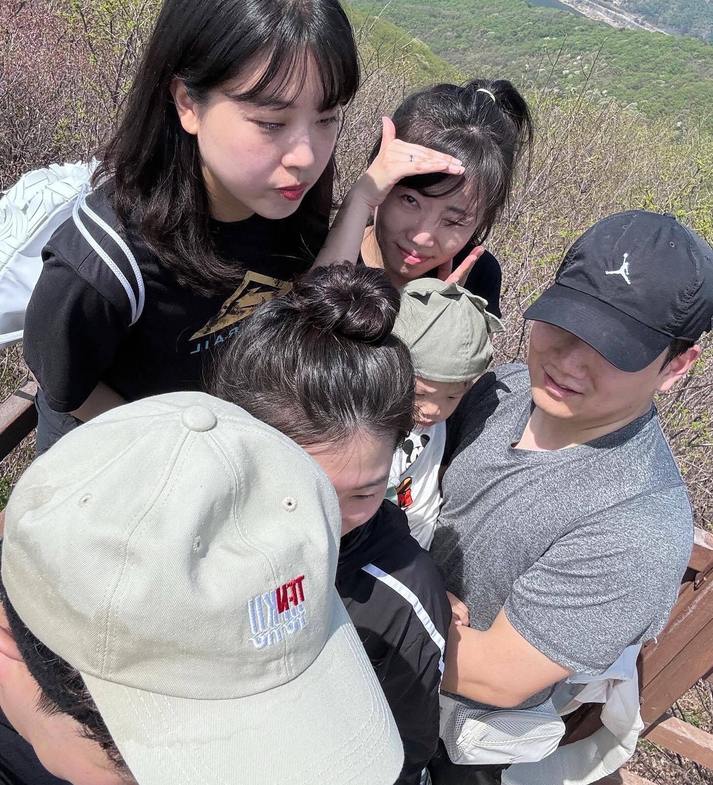 지호를 안데리고 가서 천만, 아니 만만다행이었던
도레 업고 4시간 산행한 도레 애비 리스펙되던
체력왕 좋은 기희가 대단했던
입맛 없다고 초계국수 안먹은 유민 언니가 부러웠던
오늘 하루도 재밌었다~~~⛰️✌️👻🤍

+ 마지막은 지호 재우러 가서 같이 딥슬립 중이신 분
