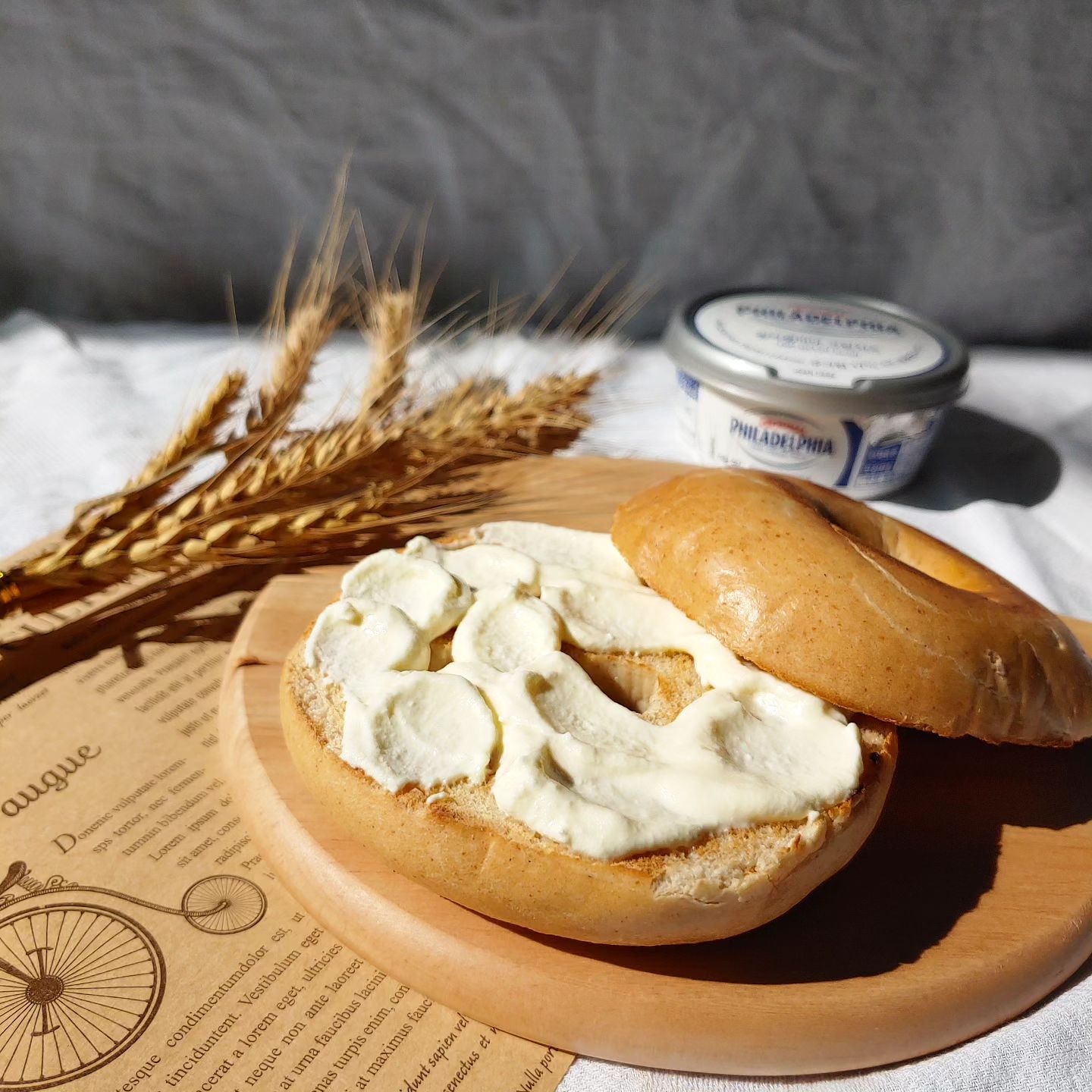 크림치즈 베이글🥯

아침에 먹은 크림치즈 바른 베이글이에요!

사실 다른거 하다가 베이글 태워먹어서 다 긁어냈어요...ㅎㅎ

진짜 잘 긁어내서 티도 안 나고 탄 맛도 안 나서 천만다행😅

자연광에서 사진 찍으려고 세팅하는데 갑자기 밖에서 비가 내리는거 있죠..ㅜ 그래서 어두컴컴해져서 사진도 제대로 못 찍었어요

몇컷 찍으니 어두워져서

리뉴얼된 필리 크림치즈는 진짜 더 부드러운 것 같아요 잘 발리고 딱 발라먹기 좋은 크림치즈인 것 같아요!!🤍
.
.
.
.
.
.
.
.
#필스페셜데이 #필라델피아크림치즈 #필리치즈 #베이글 #크림치즈베이글 #bagle #creamcheese #creamcheesebagel #piladelphia #브런치 #brunch