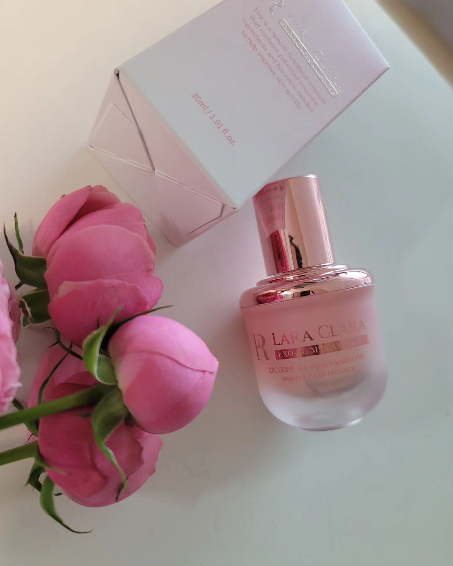 🌷부부피부 #인스타의무없는 #글로우픽평가단 라라클라라 엑소 에이지 엠티에스 앰플

🌷 핑크핑크한 예쁜 앰플이 넘 예뻐요~
돌리면 알아서 스포이드에 담기니
엄청 편하고요~
제가 좋아하는 유리병 케이스입니다.

👍 특허받은 엑소좀 성분과 천연 미세침
성분이 함유되어 피부 개선을 빠르게
도와주는 특수 기능성 앰플!

👌 흡수가 엄청 빠르고요 
손등에 바르고 동양상 찍으니
언제 앰플 발랐나 싶게 맨 손등이 
돼있었다는~^^ 신기했어요!

☝️ 개인에 따라 다르지만 이틀에 한번씩
사용하는게 좋대요~
자극이 오면 쉬었다 발라도 되고요!
설명서를 보니 뭔가 더 효과가 있을것 같은
느낌이 드는데요? 

👩‍⚕️ 평소 MTS 하고싶었지만 무서웠던 분들
요 제품으로 먼저 경험해 보시는것도 
좋을것 같습니다.

#글로우픽#글로우픽체험단#라라클라라#미세침앰플#엑소에이지엠티에스앰플