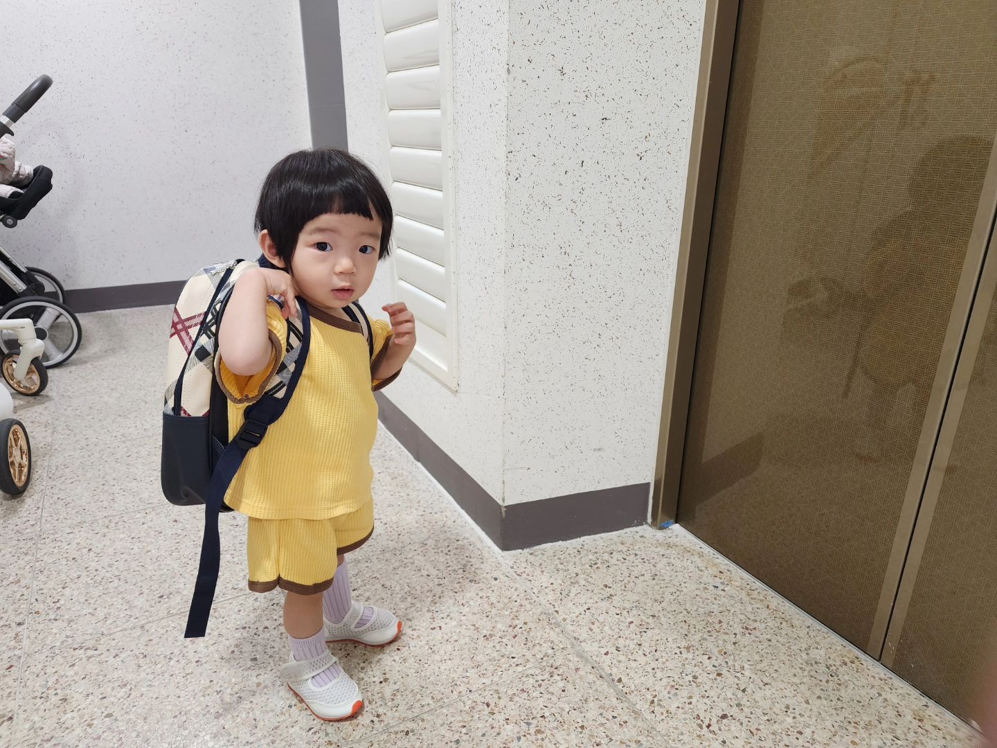 6월3일 어린이집 첫등원♡ 
첫등원이니 노랑노랑 상하복
자기 몸통보다 큰 가방 메고 룰루랄라~
어제 오늘 같이 있었지만 얼집 도착하자마자
뒤도 안돌아보고 장난감으로 직진
적응잘해보자 내새꾸♡♡

와플꾸러기상하복 3호~11호

#14개월아기 #육아 #육아그램 #등원복 #아기옷추천 #요이띠아기옷 #아기모델 #베베모델 #이쁜아기 #아들바보 #아들맘 #0604오늘우리는 #오늘은또어떨까나 #첫등원