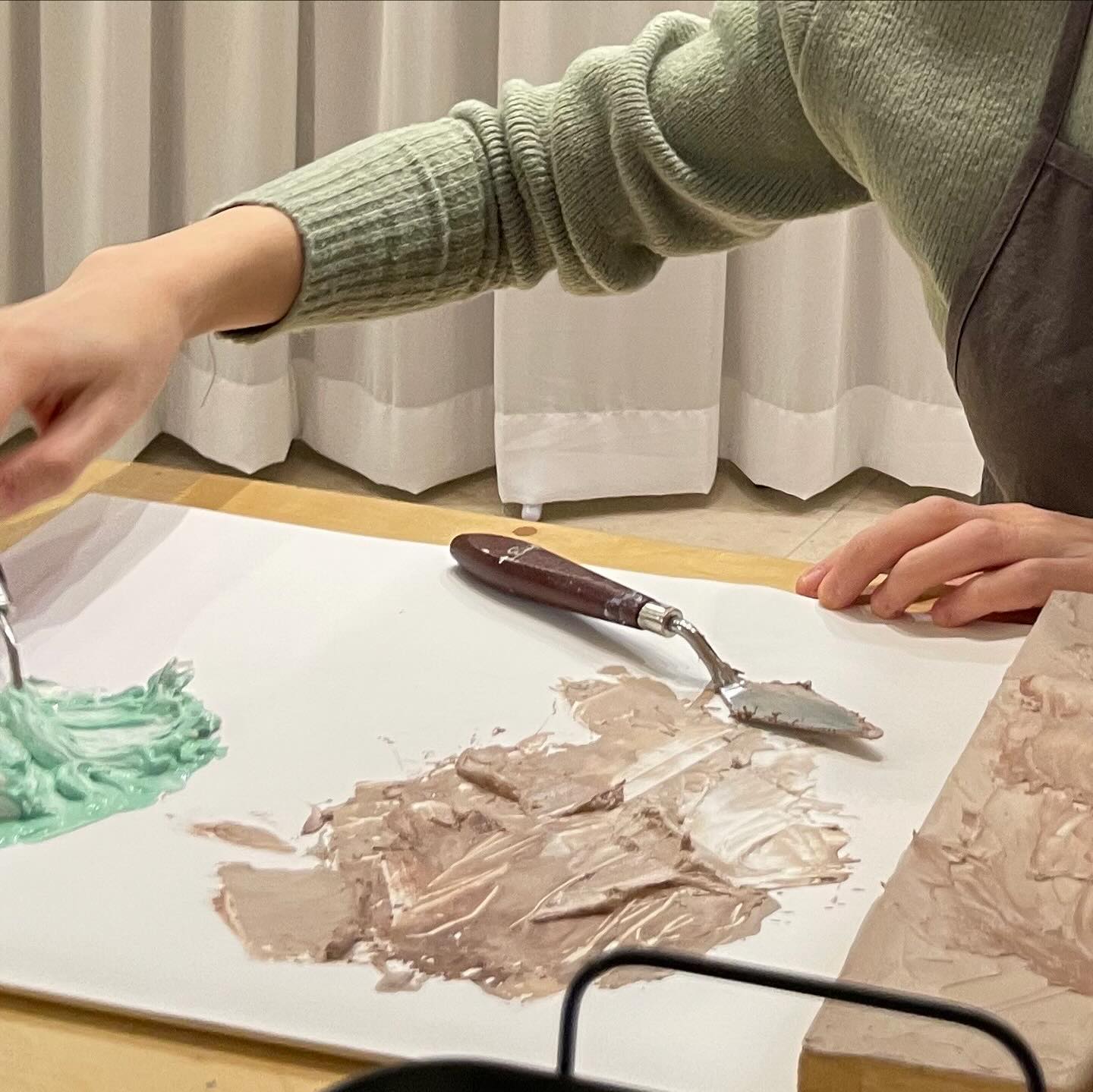 🎨
잘하던 못하던 모든 것이 허용되는 시간
치열하게 살다가 찾아오는 이 시간은
숨이 트이고 잠시나마 기분이 좋아진다