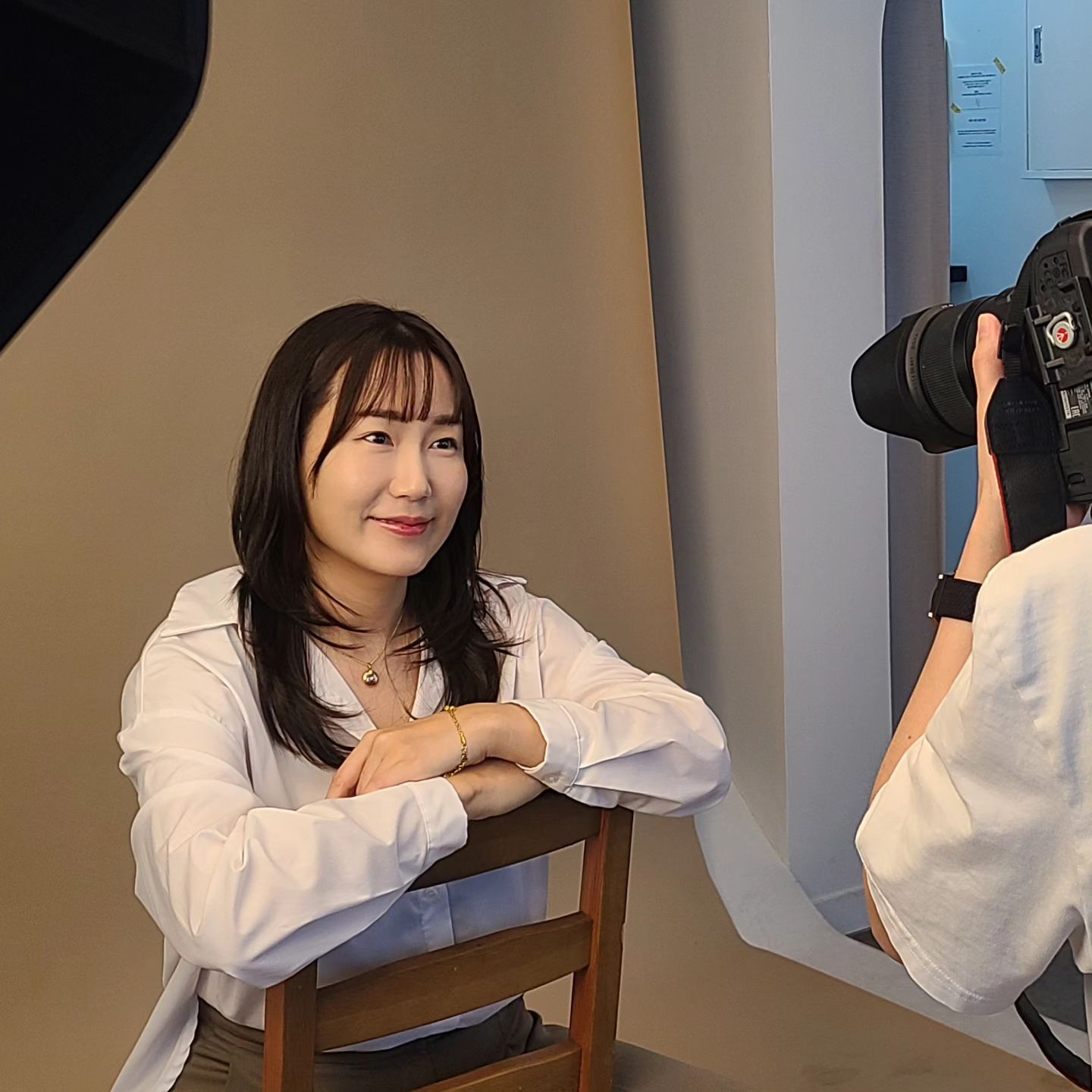 #협찬 이지만 진심을 담은 후기 
웨딩사진 이후로 오랜만에 입에 경련이 일어날 만큼 웃어본 날~

#프로필사진 #상반신프로필 
엄청 편하게 대해주셔서 편안하게 사진찍기 좋았고 대박은 사진 수정의 달인이심!! 

이렇게까지 수정에 진심인 곳은 처음봤음!! 얼굴 잡티는 물론, 얼굴 돌려깍기도 자연스럽게 해주셨음! 
생각지도 못한 머리뽕까지 채워주셔서 수정본 너무 마음에 쏙 들어버림!! 

프로필 촬영은 처음인데 부담스럽지 않은 가격이라서 다음에 또 기념하고 싶은 날에 #내돈내산 방문하고 싶은 사진관! 

#증명사진 #여권사진 #가족사진 #프로필촬영 모두 추천드리고 싶은 곳이랍니다~!! 

<소규모사진관>
주소: 경기 고양시 덕양구 도래울안길 37 
연락처:0507-1436-8188

#소규모사진관 #도래울사진관 #삼송사진관 #삼송프로필촬영 #도래울가족사진 #삼송개인프로필 #삼송어린이프로필 #도래울어린이프로필