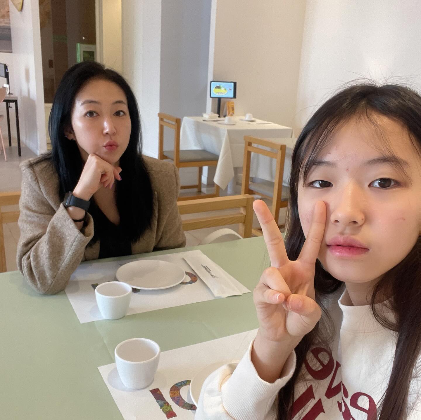 아윤이는 내가 돈쓰는걸 걱정부터
하는 아인데 왠일로 쉬는날
라온제냐에 있는 쌀국수를
먹으러 가자고 이틀전부터 얘길해서
아윤이랑 데이트 했네

금방 다시 집네 들어와선
둘다 잠온다며 드러누움

건이는 오늘 고등학교 졸업식을 마쳤다
오지말라고해서 안갔는딩 …
졸업축하해 우리건이도❤️

#일상#데일리#셀카#딸#초등학생#이제6학년
#대학생엄마#초딩엄마#라온제냐#하노이#쌀국수
#우리잘살자♥️ #좋은일만가득하길🙏