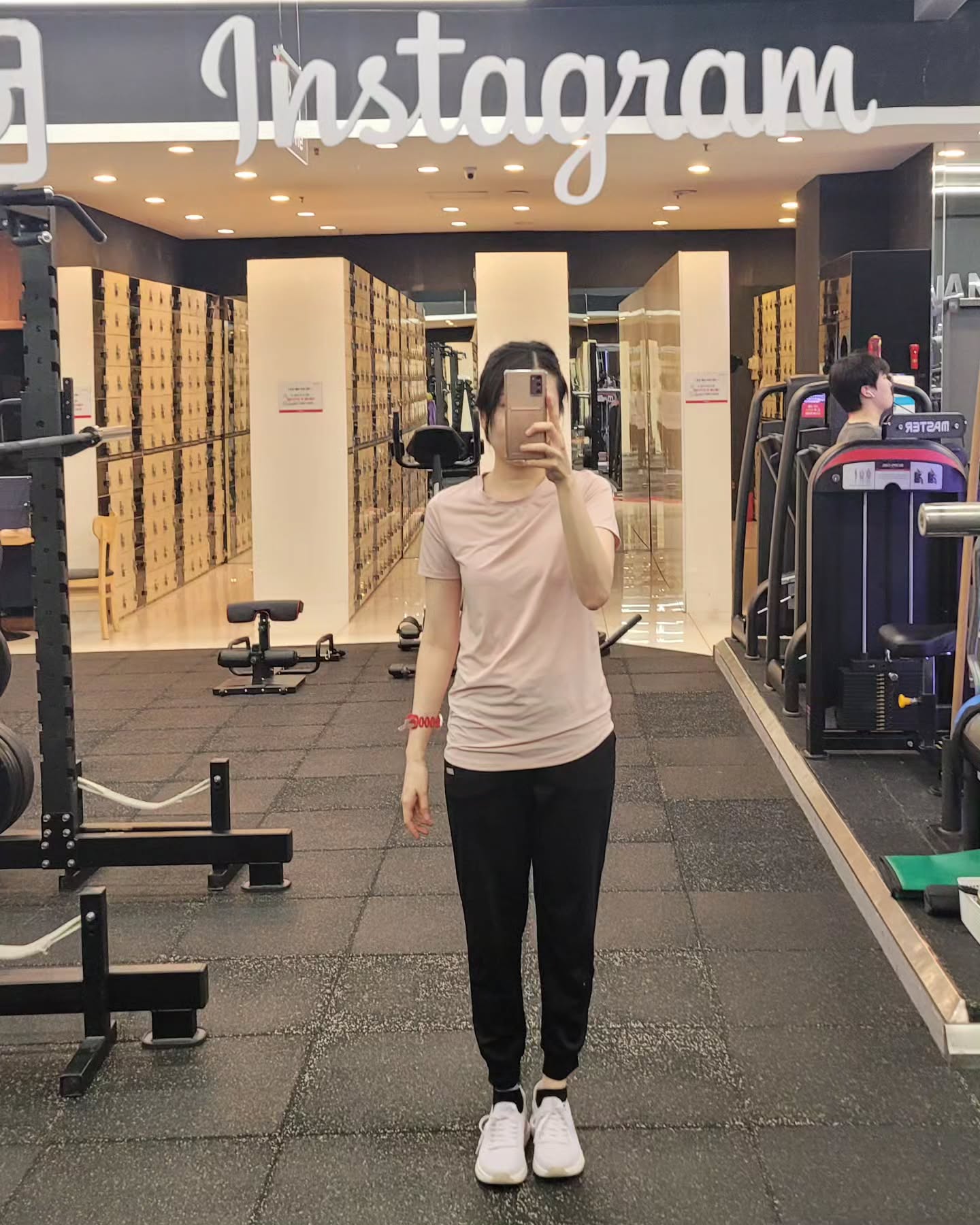 댄스, 요가 수업 후 30분 워킹, 등 운동 3세트, 복근 운동 3세트, 폼롤러 스트레칭. 점점 운동 루틴을 잡아가고 있어요. 운동할 때 헐렁한 상의는 펄럭거려 좀 불편하니 핏 되는 상의가 더 좋아요. 그래서 핏 되는 상의 추가 주문. 도착하면 입고 찍어볼게요.

상하의: stl
신발: shoopen 컴피이지 액티브 워킹화