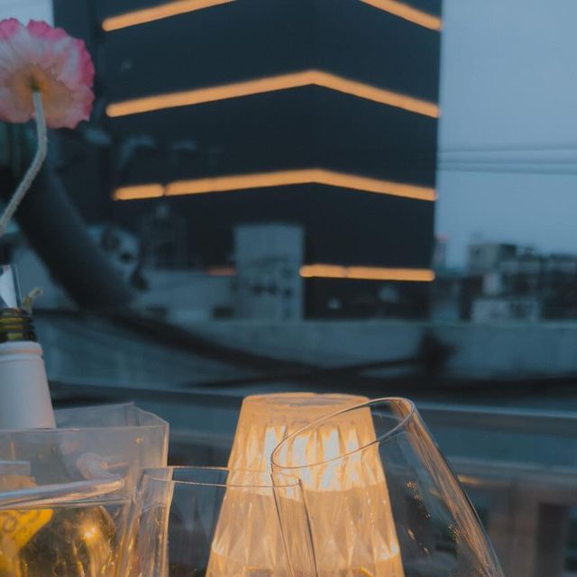 김적분(꽃분) on Instagram: "#인플카_캐시백지급 지금 날씨를 가장 완벽하게 즐기는 방법은 #루프탑바 😳 선선한 저녁공기때문인지 와인도 맛있고 음식도 맛있고 파티하기 좋을 것 같은 분위