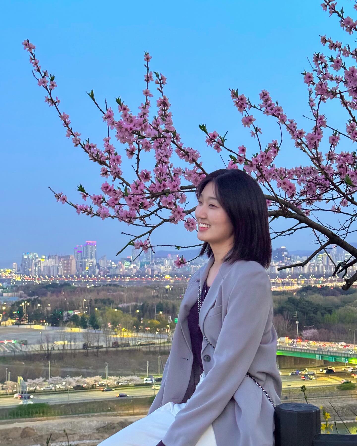 응봉산은 밤이 찐이죠😎🌙
현란했던 응봉산 야등 현장 구경오세요🪩✨

1. 응봉산은 가성비 산이다?
ㄴ 놉(?) 저희는 2시간 20분을 탔습니다🫨

2. 응봉산은 볼 거리가 없다?
ㄴ 놉! 응봉산만 피드 2개 릴스 3개를 올렸습니다🫨

도대체 뭘 했는지 궁금하시죠?😂 이들과 함께라면 가능합니다

💛 함께한 사람들
jjoo_sam3 
yoonddosan 
choehye_day 
haemoo__sappunsappun 

기대했던 개나리는 초록잎이 올라와 조금 아쉬웠지만, 대신 벚꽃이 예쁘게 펴서 벚나무 앞에서 사진도 찍고, 릴스도 찍으며 행복한 시간을 보냈답니다☺️
그리고 이 날 팔각정 앞에서 드라마 촬영 중이더라구요??🫢 무슨 드라마인지 모르겠는데, 혹시 드라마 보다가 응봉산 나오면 저한테도 공유해주세요! 궁금하니까..💛

-
⛰️ 응봉산
📍 서울 성동구 금호동4가 1540
📍 응봉역 1번 출구 ~ 응봉산 팔각정 ~ 서울숲.남산길(서울숲) 방면 하산 ~ 용비교 ~ 서울숲
🕖 2시간 20분

📸 포토존
📍 서울숲. 남산길(서울숲) 방면 하산길 데크
🍯 너른 쉼터 왼편 데크 계단으로 내려가기

-
#달달_등산 #달달_여행 #달달_응봉산 
#응봉산 #응봉산개나리 #응봉산벚꽃
#벚꽃 #서울벚꽃 #서울숲 #서울숲벚꽃 
#koreatravel #koreaflower #koreamountain