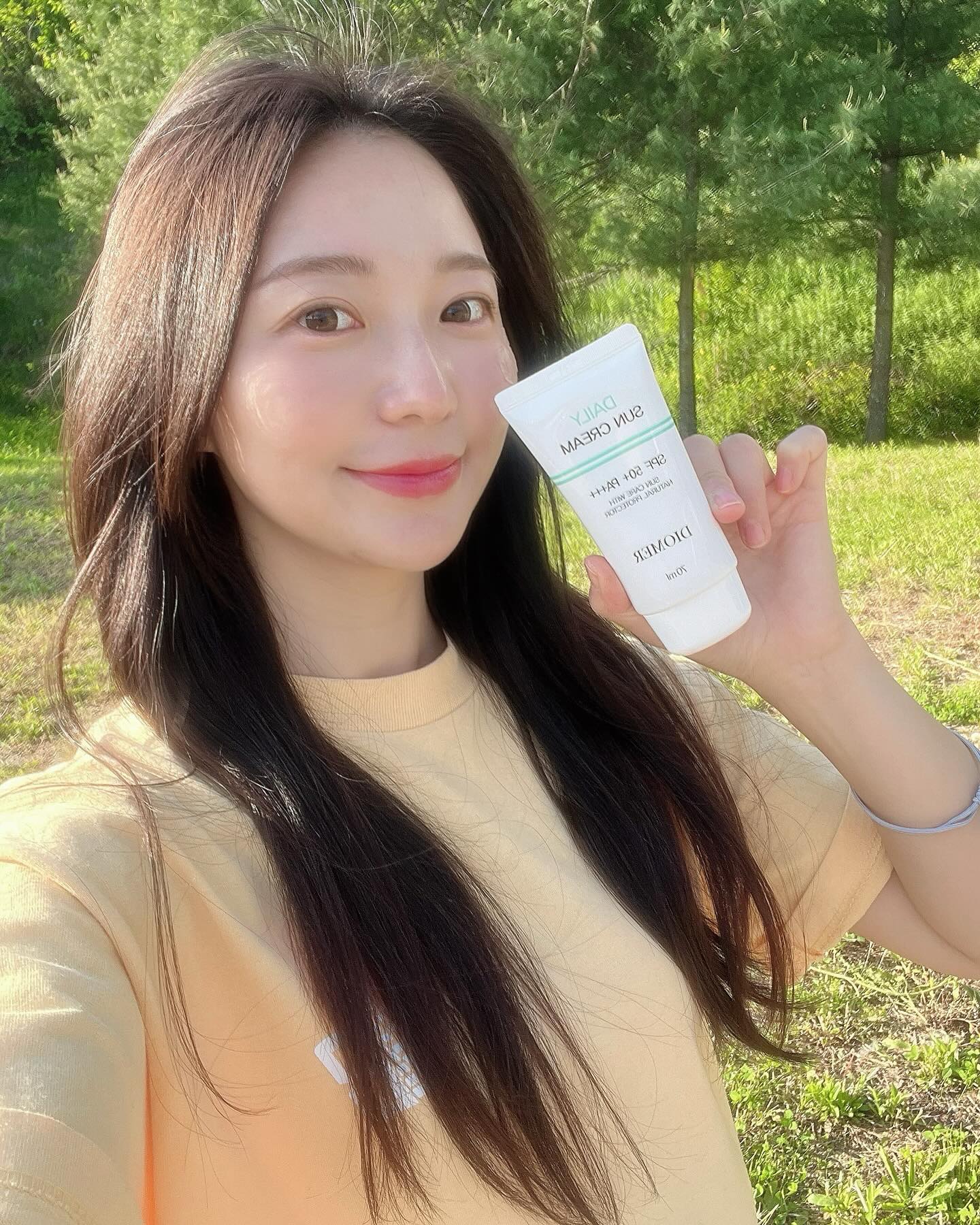 #협찬 #제품제공

디오메르 팩 내돈내산으로 잘 쓰고 있어서 
썬크림도 써봤!!

발리다녀오고 너무 타서 썬크림 더 더 열심히 바르는 중!!
등산하고 야외활동하고 운동 할 때 관리 필수템✨

자외선 차단뿐 아니라 피부진정, 탄력개선에도 도움이 된데요!! 
일반 선크림이랑 에스테틱 제품은 역시 달라👍
촉촉하고 자연스럽게 톤업되서 파데프리로 잘 쓸 듯!!