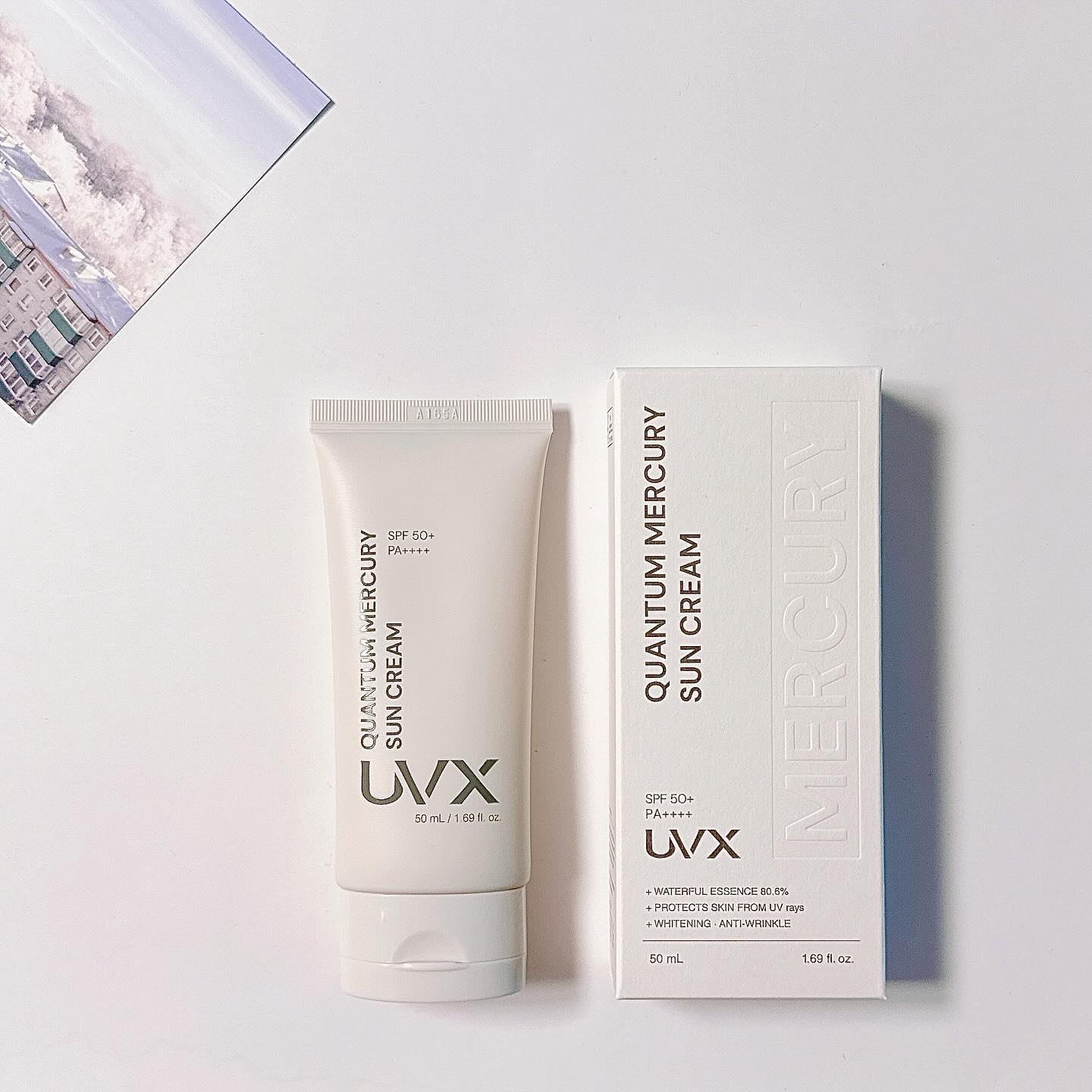 #협찬 
uvx_suncare #머큐리데일리선크림 #UVX
 
선크림 너무 중요한데 답답함이나 끈적임 때매
까다롭게 선택하지만 패스할 때도 있어 문젠데
가볍게 발리면서 밀착력도 좋고 매끈한 선크림
데일리용 딱인 머큐리 데일리 선크림 쓴답니다.
 
수분 에센스 함량 80%로 피부 속 깊은 곳까지
빈틈없이 채우는 수분감 만렙 수분자차 선크림.
정말 가볍게 펴 발리면서 가볍게 밀착되니 좋고
끈적임이나 번들거림이 없어 편안한 마무리감!

수분 에센스 때문인지 사용 후 메이크업을 해도
밀림이나 들뜸없어 데일리로 넘 좋은 제품이라
답답함 싫어하는 신랑도 이건 사용하니 좋아요.
 
 
#육아 #뷰티루틴 #피부보습  #신상품나왔을땐 #맛집 #화장품 #08L #뷰티 #태양차단 #일상 #살림 #감성 #촉촉한선크림 #피부진정 #수분