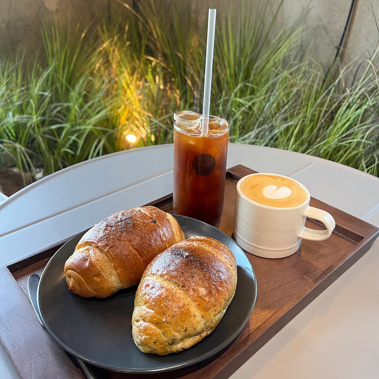 자양동에도 힙한 #카페 가 많이 생긴다🤩

실내 인테리어가 감각적인 #cafe
#자양동카페 #뚝섬유원지역카페 #사적인숲

주말 #빵커 타임☕️

겉바속촉 #후추소금빵 #바질소금빵
#커피 랑 먹으니 꿀맛😋

밀린 #먹방 #일상 #기록스타그램