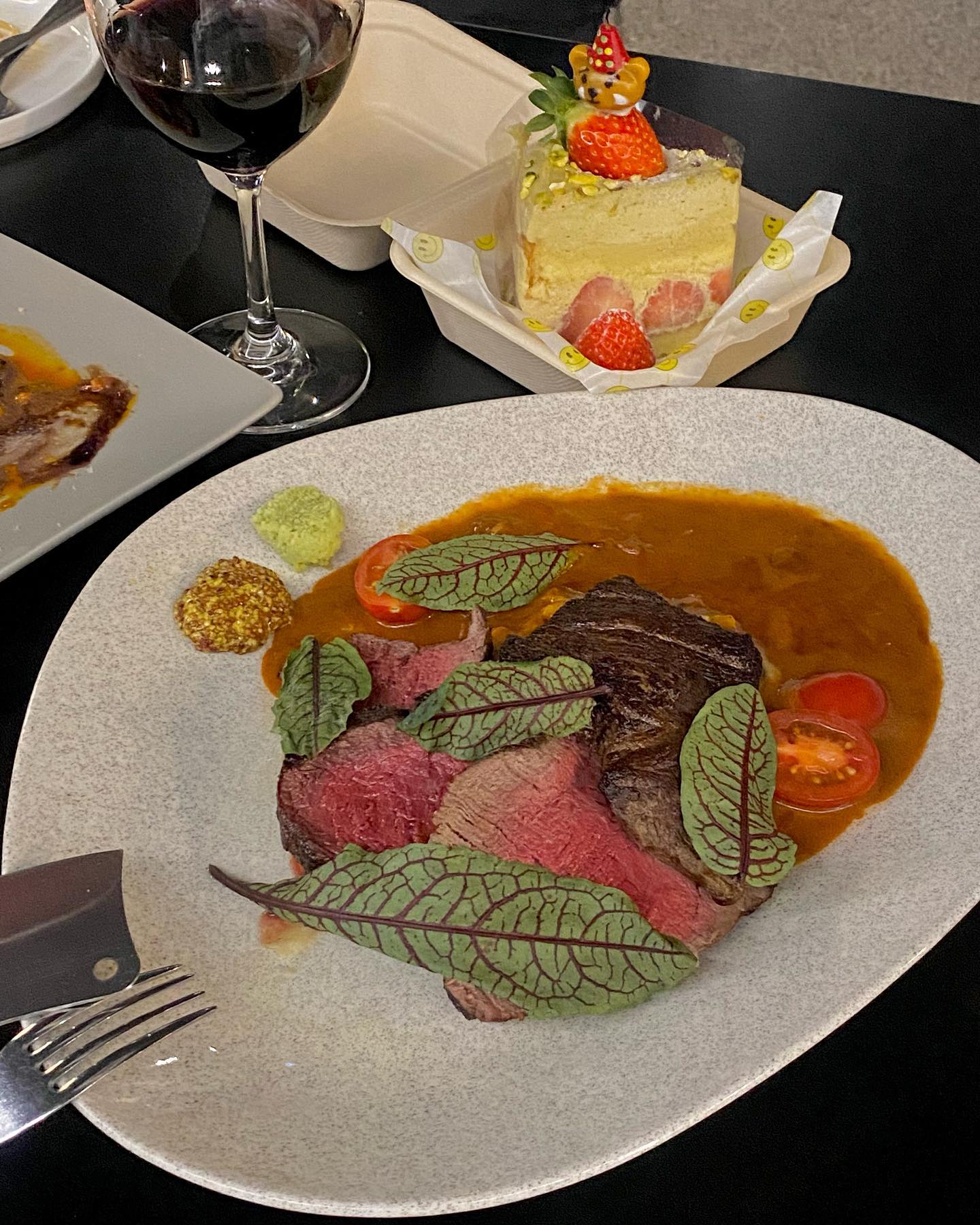 📍#영일대 #비아스 

영일대 바닷가 훤히 보이는 통유리에 애견동반까지 가능한!!
분위기 끝내주는 레스토랑/와인바 비아스
가격대가 좀 높고.. 그만큼 기대하고 갔는데요 움... 🤨
음.... 맛은 음..😒😒

#엔초비알리오올리오 19,0
서울 어느 유명한 브런치카페에서 먹어보고 반한 엔초비오일파스타
음... 별로였어요.. ㅎ 뭔가 엔초비맛 오일맛 둘 다 나는데
그다지 조화롭지 않은 느낌..?😔 애호박 버섯 마늘 고추 등등
다양한 재료가 들어가는데 각자의 맛이 따로 노는 것 같아유..
맛있다는 블로그 후기도 많았어서 개인차가 있으니 참고해주셔요*.*

#가지구이 15,0
이게....!!! 젤 맛있었음!!!! ㅋㅋㅋ🍆💕
라따뚜이 같은 맛인데 가지헤이러지만 넘 맛있던 메뉴!!!!
누군가 비아스 간다하면 이거는 추천할게요..? ㅎ..
치즈랑 발사믹과의 조화가 아주 구욷 부드럽고 쫄깃한 식감👍

#한우안심스테이크 85,0
포항 개인 레스토랑에서 이 가격은.. 처음잉데요.. ㅎㄷㄷ
나름 기념일이라고 돈 좀 써봤는데
가격대비 넘넘 아쉬우이... 결코 맛없지는 않은데요,, 이 가격에..?
ㅋㅋㅋㅋ ㅠ 한우안심치고는 찔긴 편이어요••• 🫠
스테이크 아래 깔린 매시드포테이토가 맛있음

🐶애견동반 가능
🚘주차장❌ 근처 공영주차장 이용
☀️11:30-15:00 / 17:30-23:00

#영일대해수욕장 #영일대술집 #영일대핫플 #포항애견동반식당 #vias