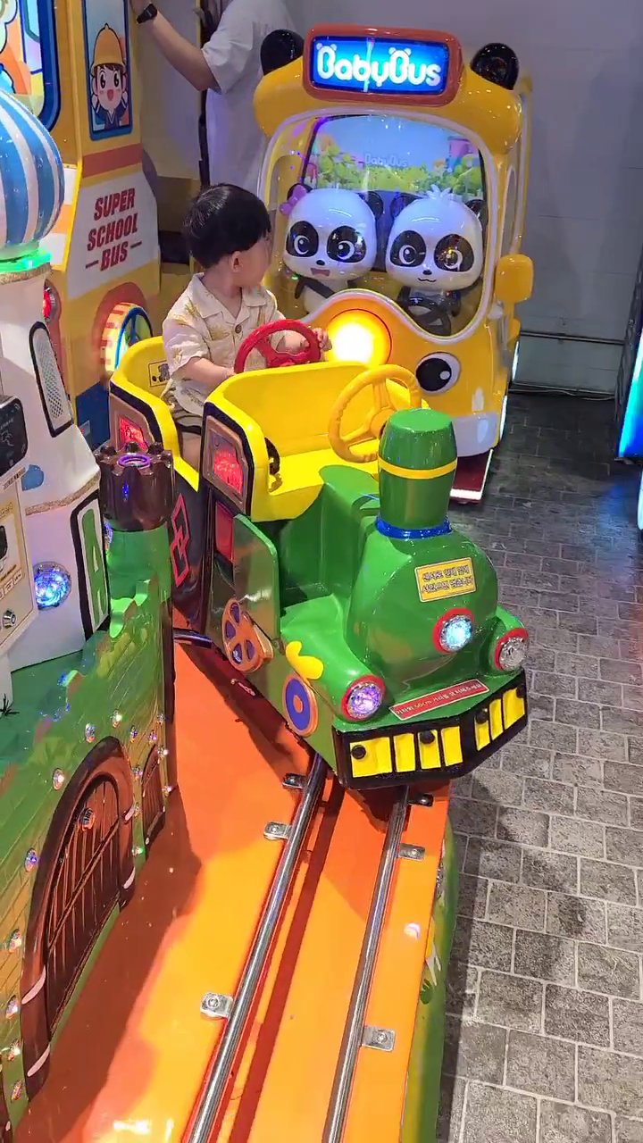 이 노래 넣으면 모든 영상이 다 슬퍼진다는데....
진짜네요 😂
표정은 저래도 기차 두번이나 탔어욬ㅋㅋㅋㅋ