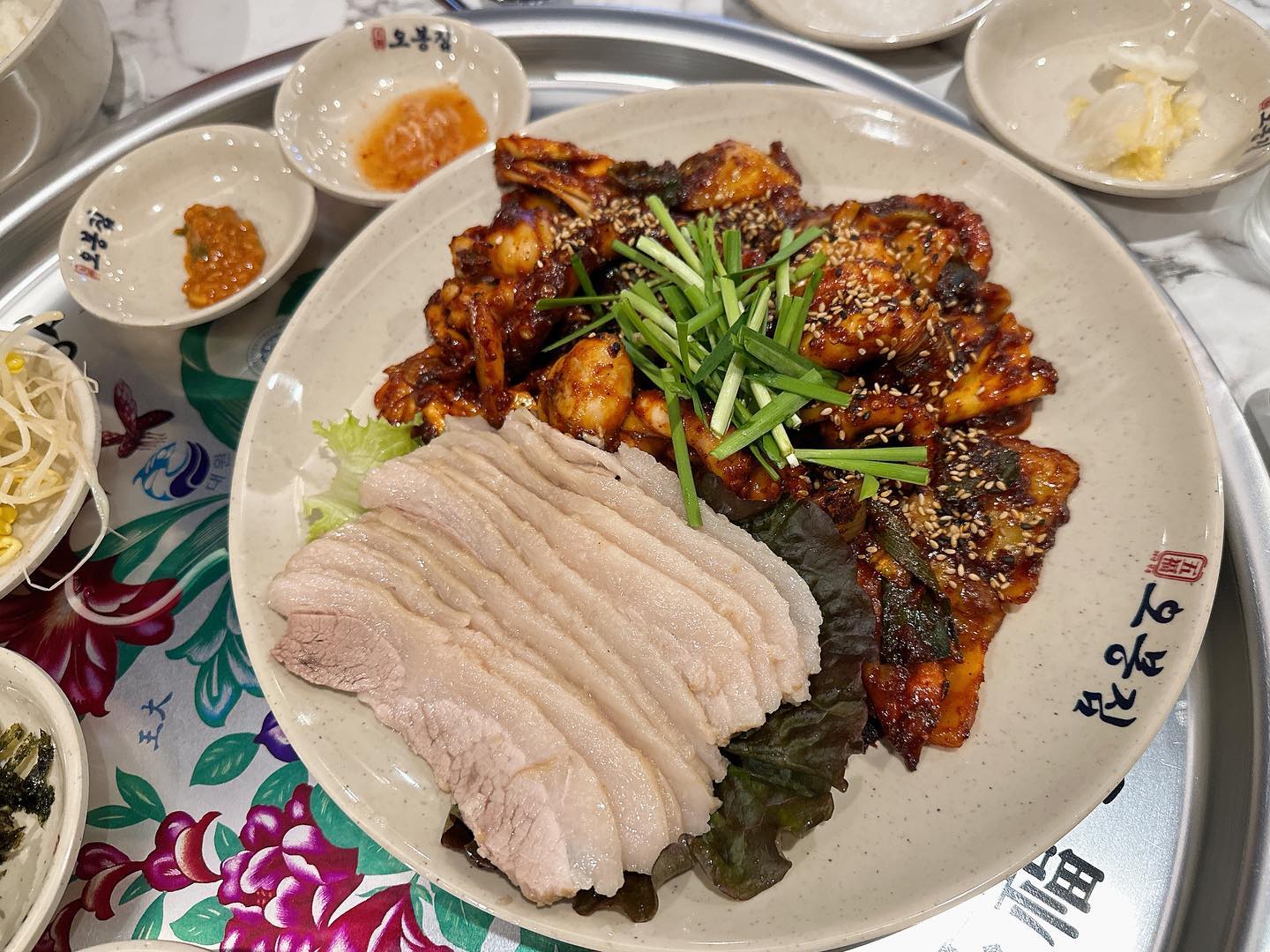 보쌈은 냄새도 안 나고 야들야들했고 낙지는 통통하고 너무 맵기만 하지도 않고 적당히 달달해서 비벼먹어도 그냥 먹어도 맛있었음👍🏻

낙지 들어간 만두도 포장해서 가족들 줬는데 약간 매콤해서 맛있다고 함🥟

그리고 밥, 국, 반찬들이 셀프바에 있어서 추가로 이용할 수 있었고 매장도 깔끔하고 맛도 자극적이지 않아서 식사하러 오기도 술마시러 오기도 좋았음!

이런 가게는 꼭 집 근처 사무실 근처에 없음.. ☹️