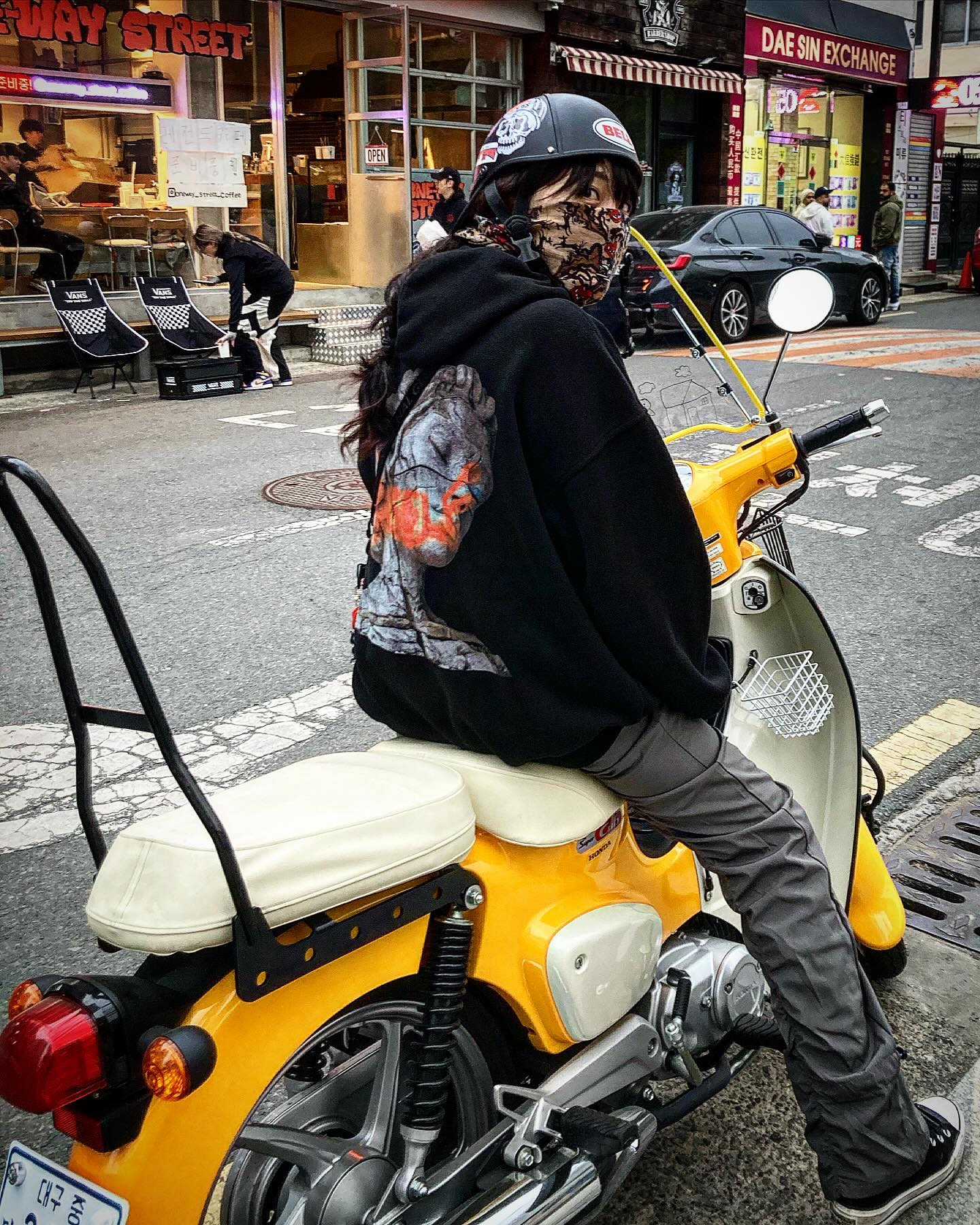 다시 올릴게요 쏴리💛
🛵🛵🛵🛵🛵🛵🛵🛵🛵
썸네일이 맘에 안들어서^^;
커브타고 붕-
.
#슈퍼커브 #슈퍼커브110 #혼다슈퍼커브 #혼다 #혼다모터사이클 #혼다라이더즈 hondamotorcyclekorea #supercub #supercub110 #motorcycle #ootd #ootdfashion mondegreen_records_official #mondegreenrecords #honda #daily #dailylook #hondasupercup #bike #instalike #likesforlike